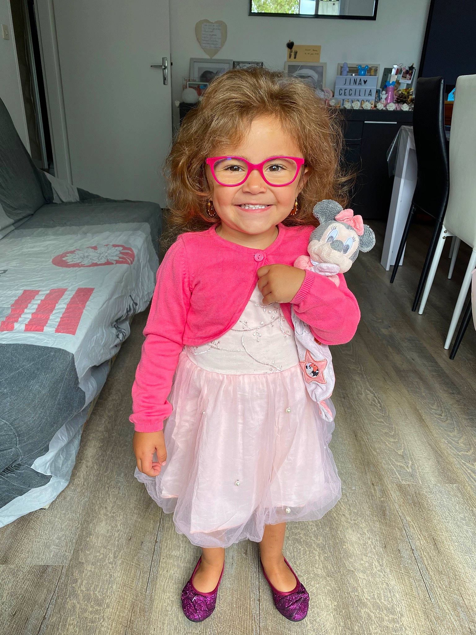 Jinna participe au concours pour gagner de l'argent avec cette photo : child, costume, dress, eyewear, glasses, joy, person, pink, shoe, skin, t_shirt, toddler, vision_care