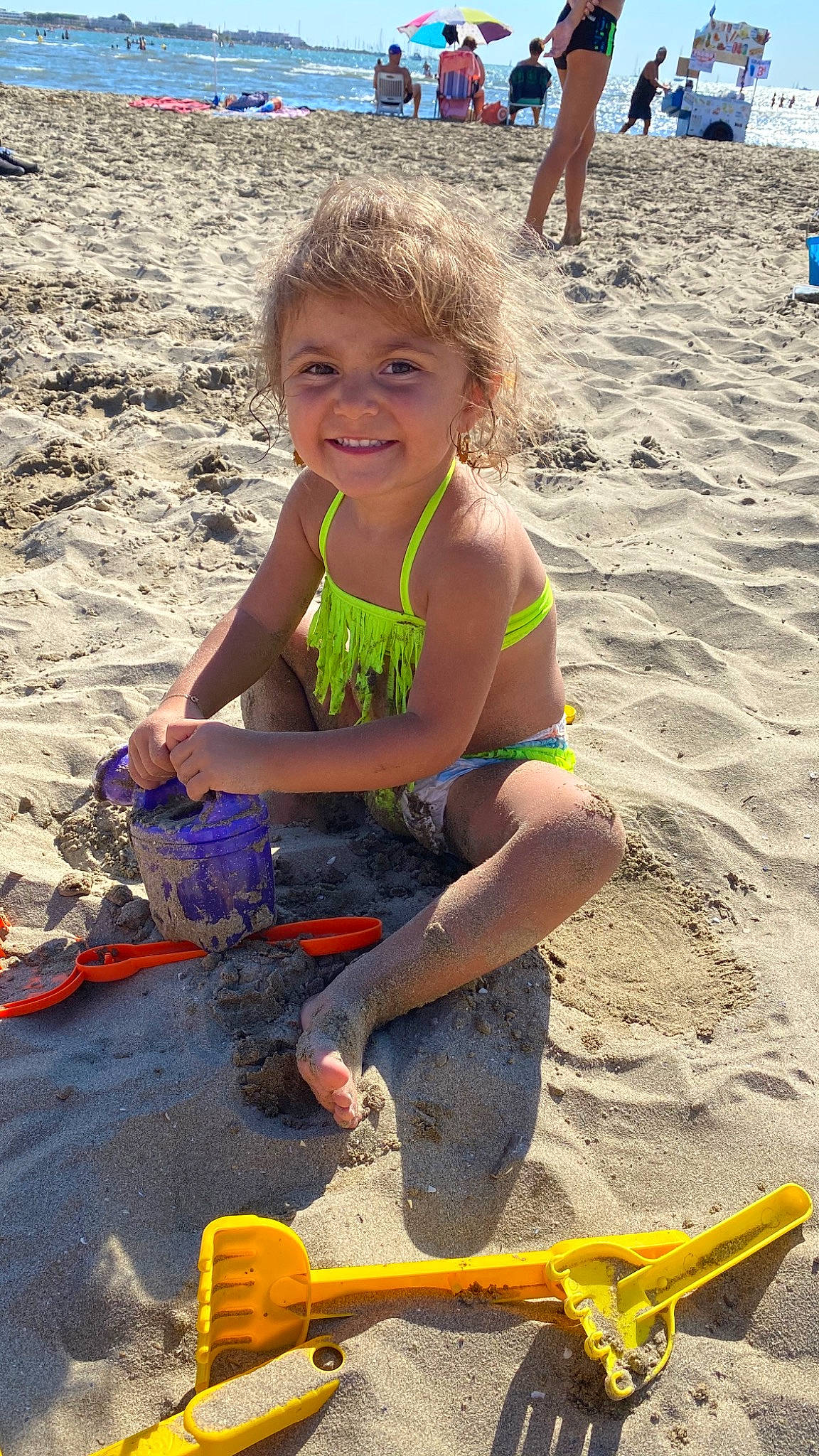 Jinna participe au concours pour gagner de l'argent avec cette photo : beach, bucket, child, fun, joy, person, play, sand, smile, summer, toddler, vacation, vehicle, water