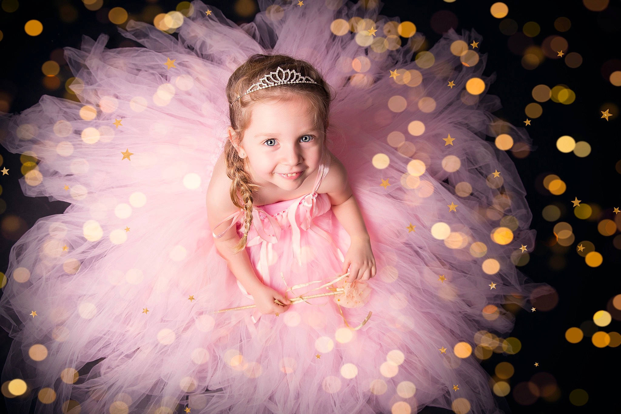 Emma a rejoint le concours — aidez-le/la à gagner de superbes lots ! bridal_accessory, darkness, dress, embellishment, entertainment, event, fashion_accessory, fashion_design, flash_photography, fun, happy, headpiece, jewellery, joy, light, magenta, performing_arts, person, petal, pink