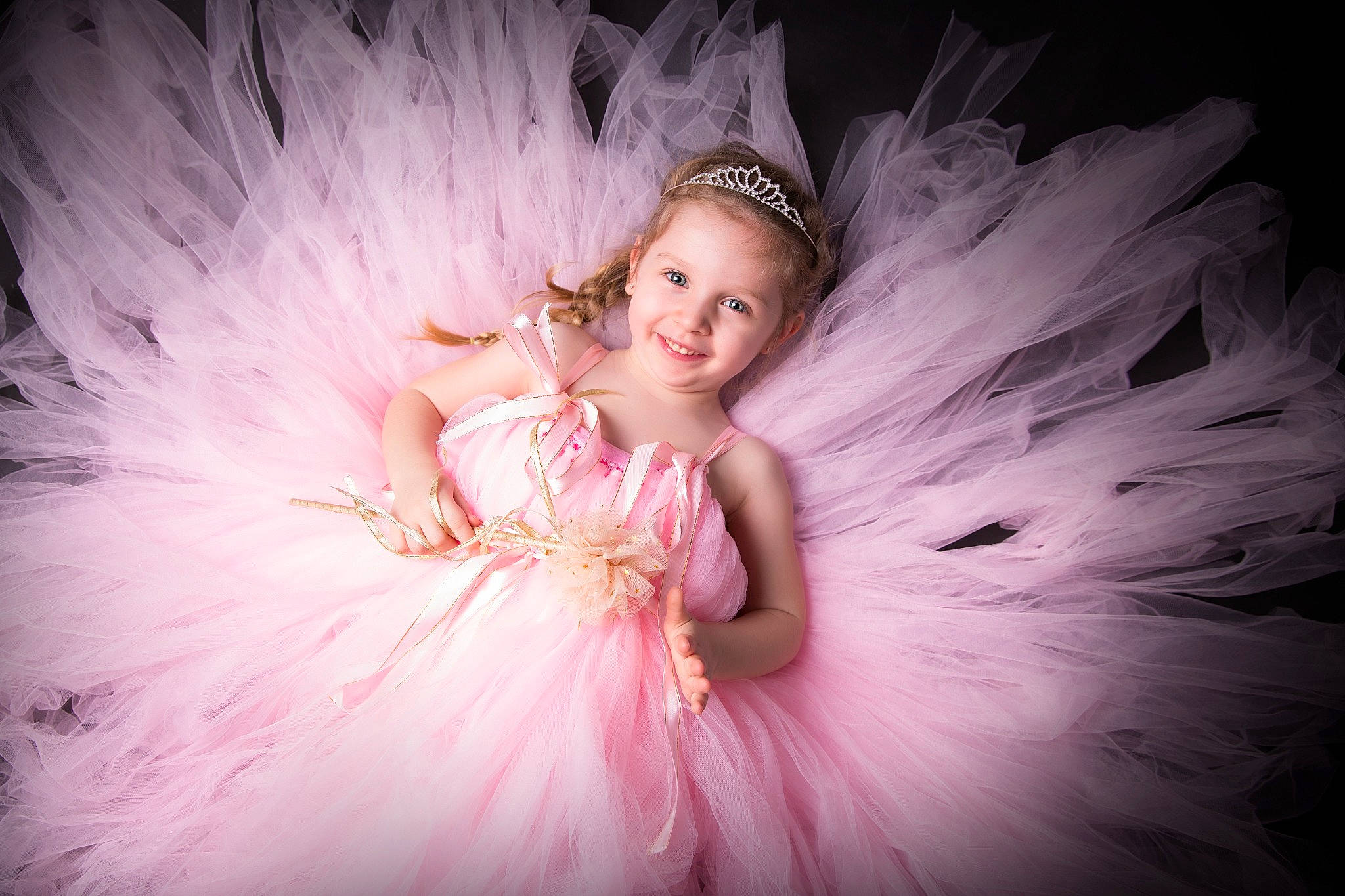 Emma participe au concours pour gagner de l'argent avec cette photo : beauty, bridal_accessory, day_dress, dress, embellishment, entertainment, event, fashion_design, flash_photography, formal_wear, fun, gown, happy, headgear, headpiece, joy, magenta, mythical_creature, person, petal