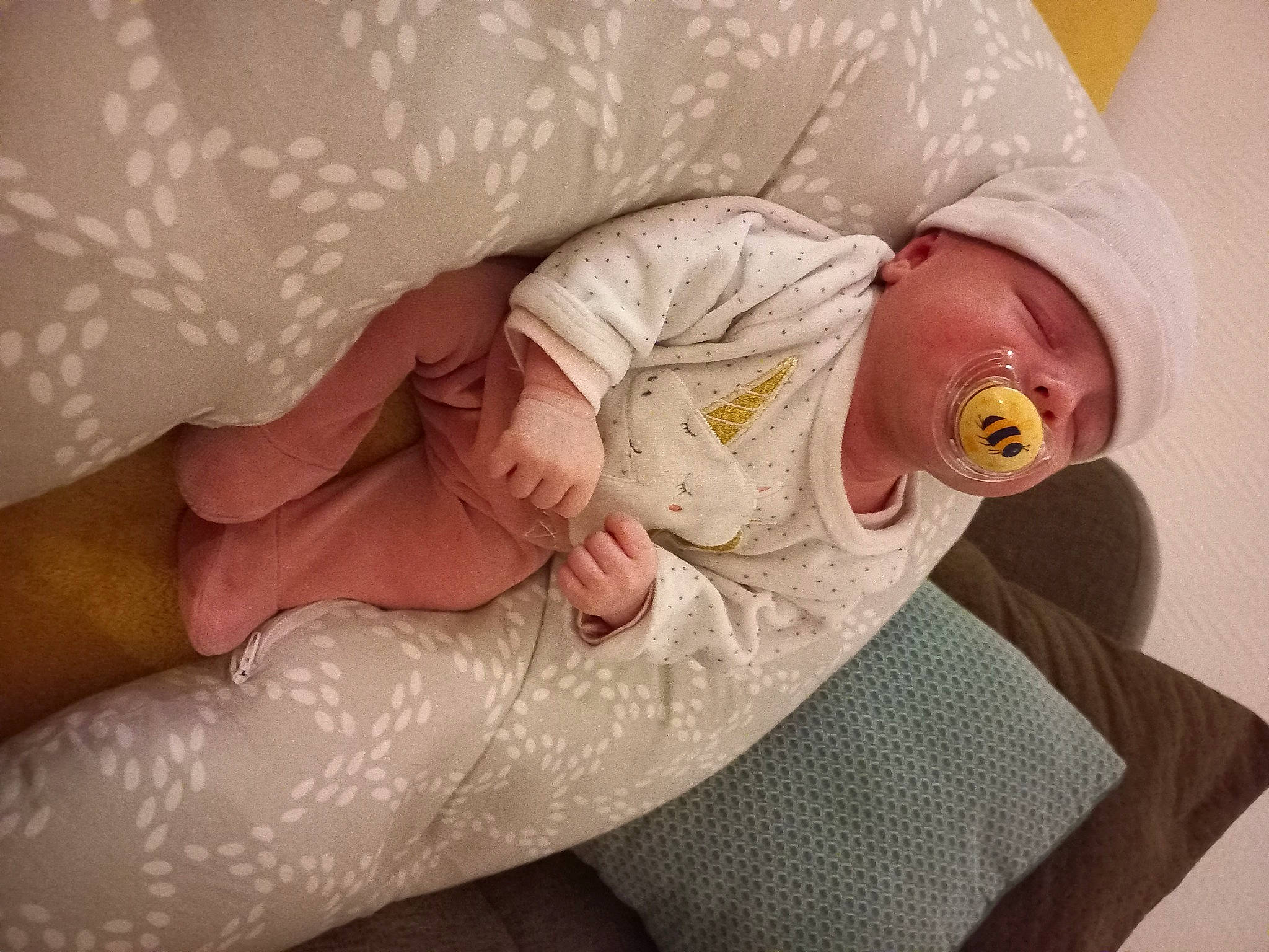 Elia participe au concours pour gagner de l'argent avec cette photo : arm, baby, baby_products, baby_sleeping, baby_toddler_clothing, child, comfort, finger, hand, human_body, human_leg, joint, linens, nail, peach, person, pink, skin, sleeve, sunglasses