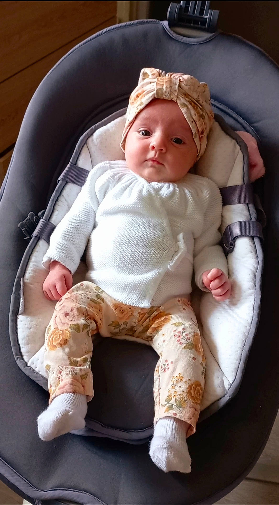 Elia a rejoint le concours — aidez-le/la à gagner de superbes lots ! baby, baby_toddler_clothing, chair, cheek, collar, comfort, eye, face, head, headwear, human_body, knee, lap, leg, lip, neck, person, pink, skin, sleeve