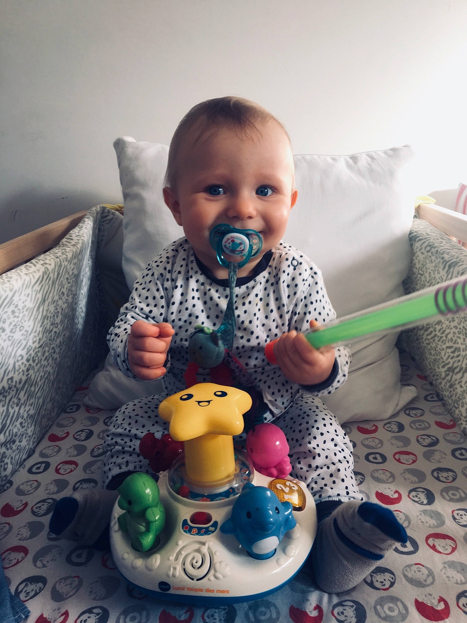 Nino participe au concours pour gagner de l'argent avec cette photo : baby, baby_toys, child, joy, person, play, sitting, toddler, toy