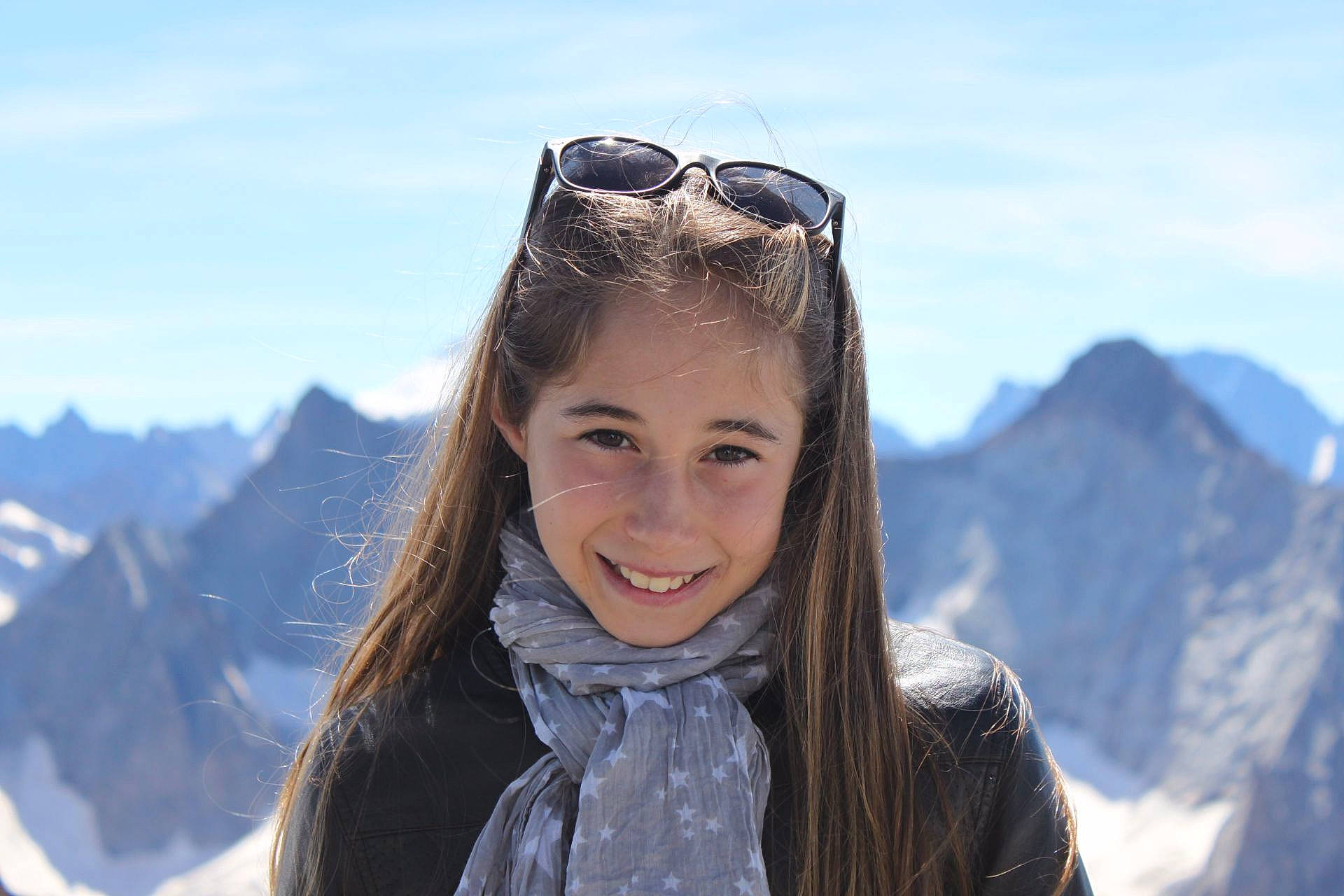 Emma participe au concours pour gagner de l'argent avec cette photo : adventure, blue, hiking, joy, mountain, mountain_range, mountaineering, mountainous_landforms, season, snow, spring, summit, sunlight, vacation, walking, weather, winter