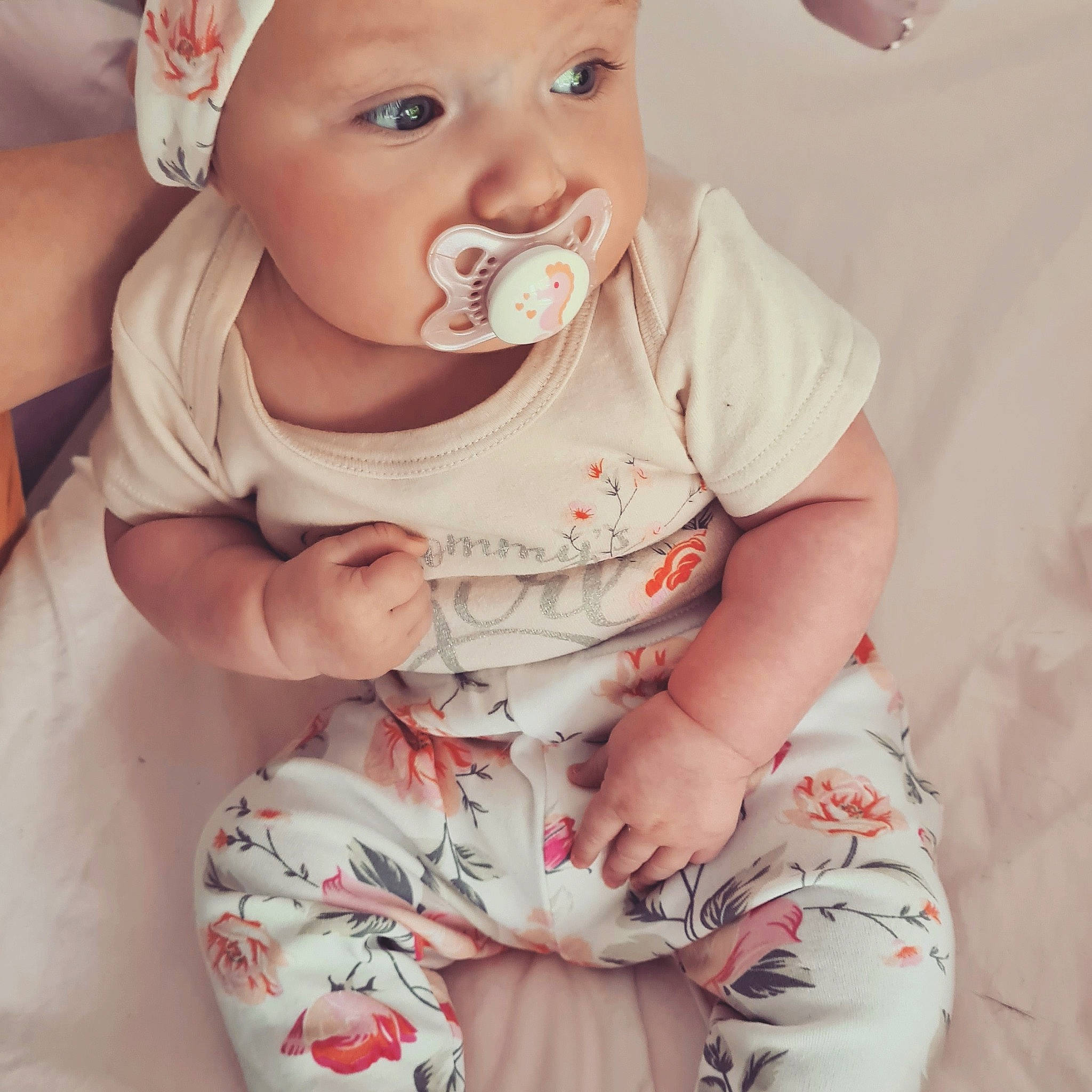 Jade a rejoint le concours — aidez-le/la à gagner de superbes lots ! baby, baby_toddler_clothing, cheek, chin, collar, face, finger, hairstyle, happy, head, headwear, human, lip, mouth, neck, nose, organ, person, pink, skin