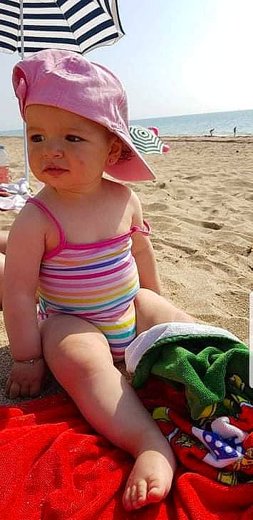 Sofia a rejoint le concours — aidez-le/la à gagner de superbes lots ! baby_toddler_clothing, beach, body_of_water, facial_expression, fun, hat, headwear, human, leisure, people, person, photograph, pink, product, shorts, skin, sky, summer, thigh, toddler