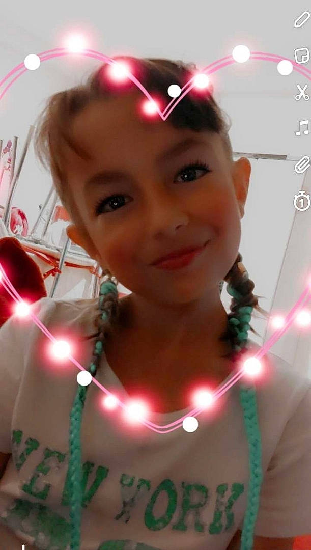 Celia a rejoint le concours — aidez-le/la à gagner de superbes lots ! cheek, chin, eyebrow, eyelash, facial_expression, forehead, hairstyle, happy, head, jaw, joy, light, lighting, lip, mouth, neck, nose, organ, person, photograph