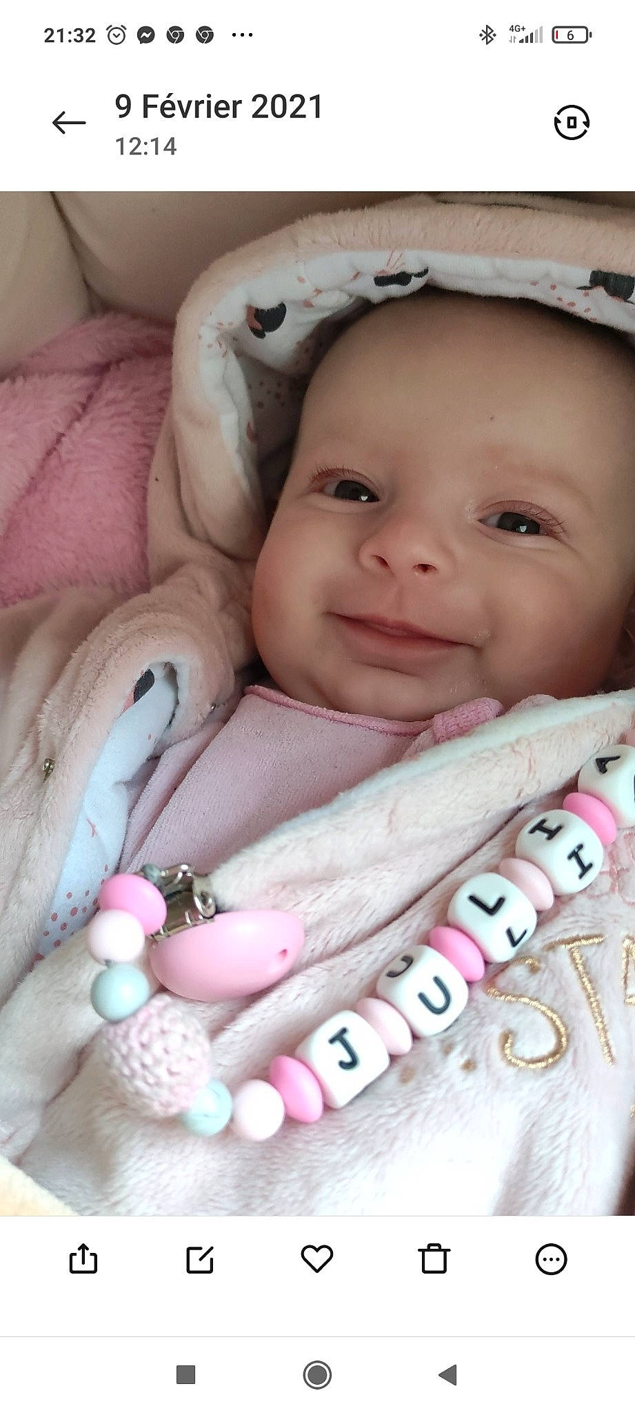 Julia participe au concours pour gagner de l'argent avec cette photo : baby, baby_toddler_clothing, cheek, chin, eye, eyebrow, eyelash, face, facial_expression, finger, happy, iris, lip, mouth, nose, person, pink, skin, smile, textile