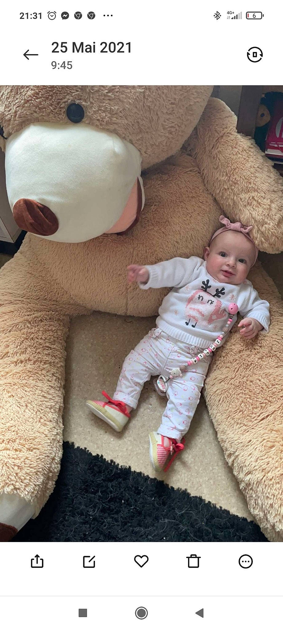 Julia a rejoint le concours — aidez-le/la à gagner de superbes lots ! baby, baby_toddler_clothing, cheek, comfort, couch, facial_expression, finger, human_body, leg, mammal, nose, person, product, skin, sleeve, textile, toddler, toy, vertebrate, white