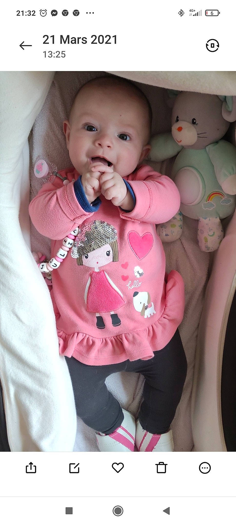 Julia participe au concours pour gagner de l'argent avec cette photo : baby, baby_toddler_clothing, cheek, child, finger, head, joint, lip, mouth, neck, organ, person, pink, skin, sleeve, smile, standing, toddler, toy, vertebrate