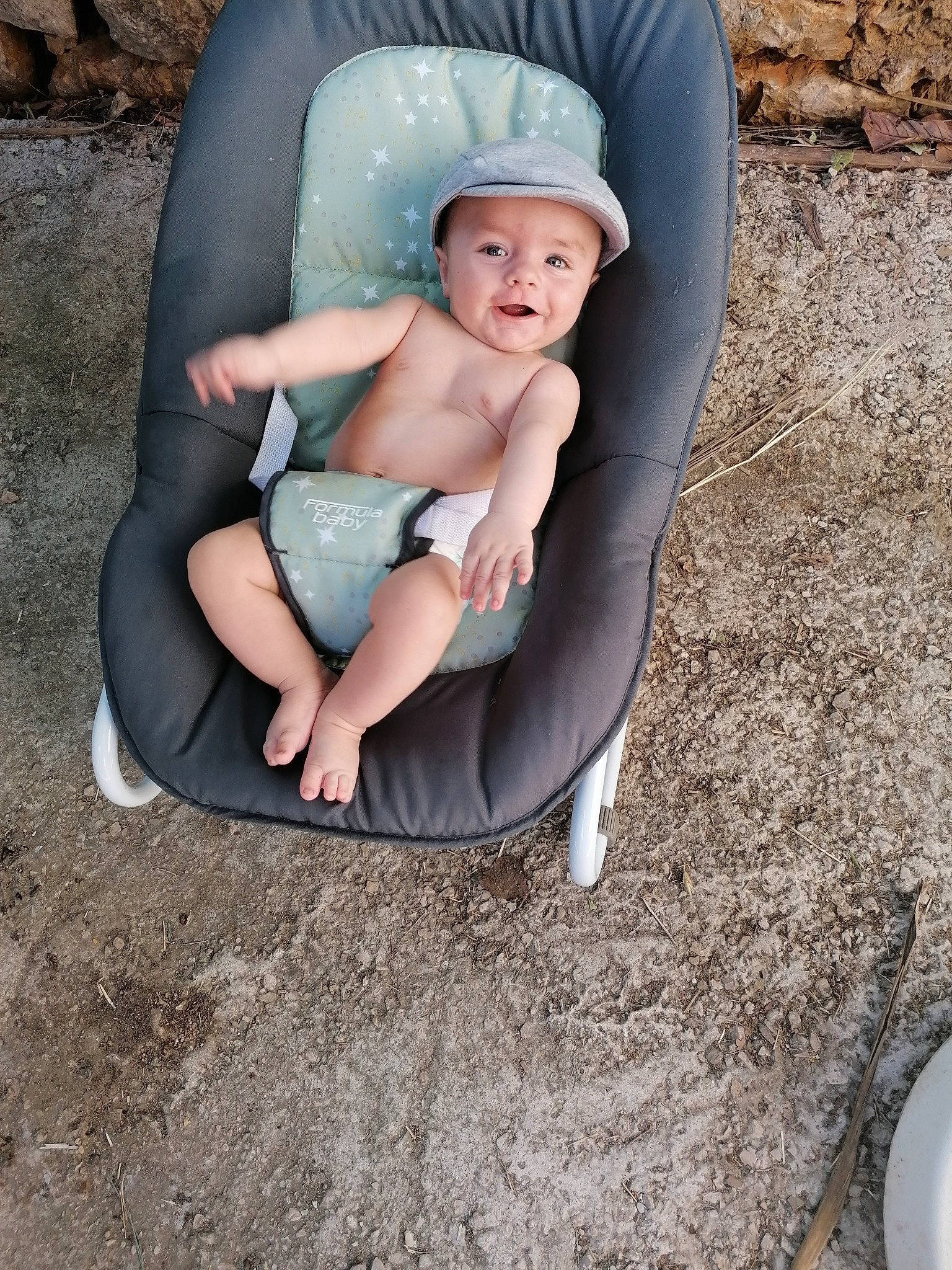 Matheïs participe au concours pour gagner de l'argent avec cette photo : baby, child, fun, headwear, leg, leisure, person, product, sitting