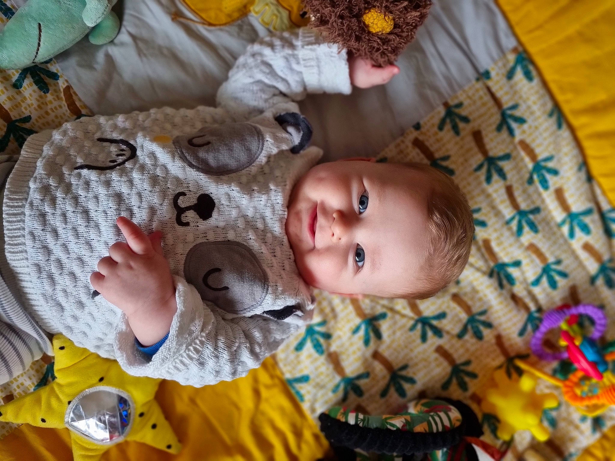 élio participe au concours pour gagner de l'argent avec cette photo : baby, baby_products, baby_toddler_clothing, cheek, child, fun, happy, linens, pattern, people, person, product, room, skin, smile, textile, toddler, wood, yellow