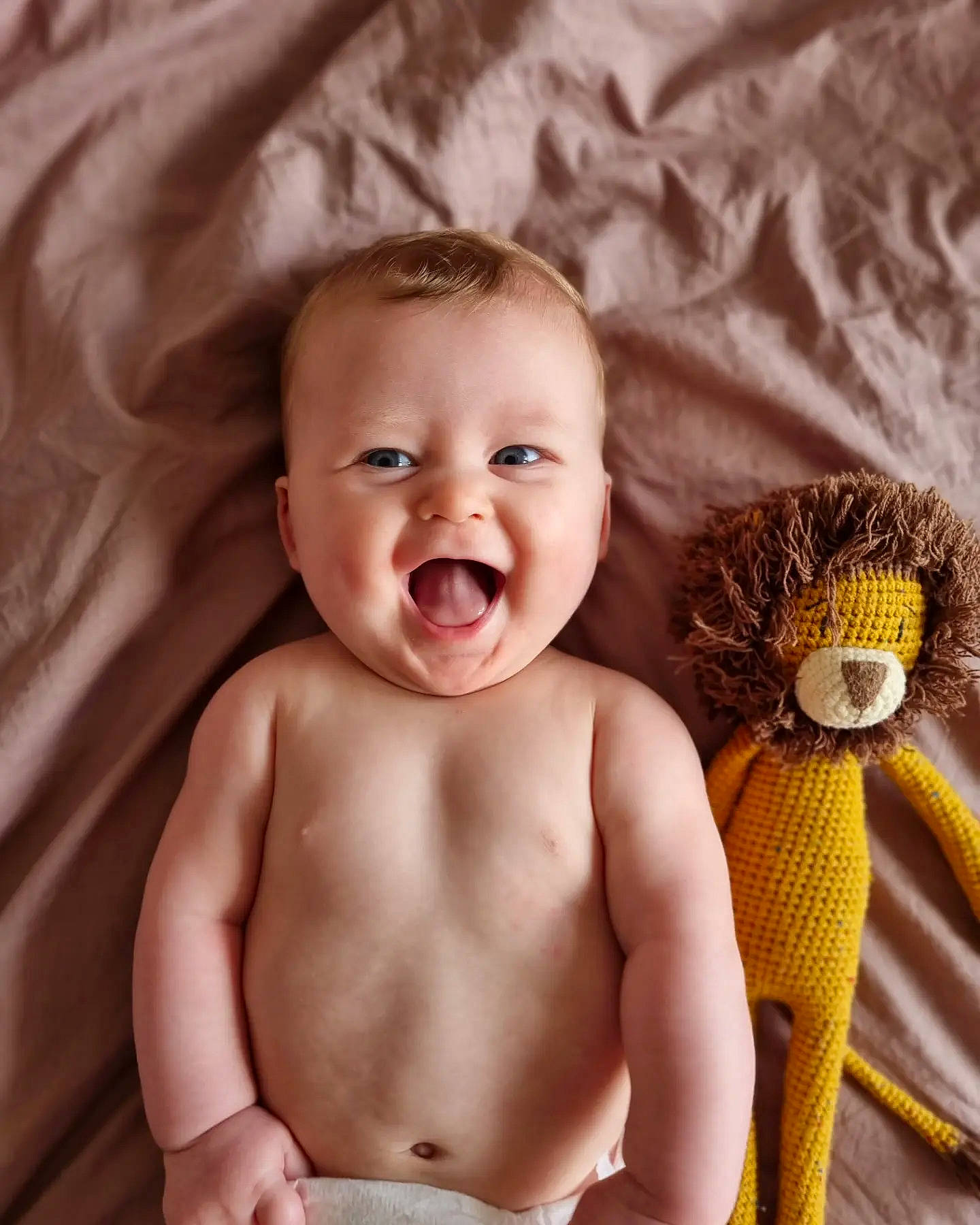 élio a rejoint le concours — aidez-le/la à gagner de superbes lots ! baby, baby_toddler_clothing, chest, child, eye, eyelash, face, fawn, finger, gesture, hairstyle, happy, iris, mouth, nose, person, skin, smile, thumb, toddler