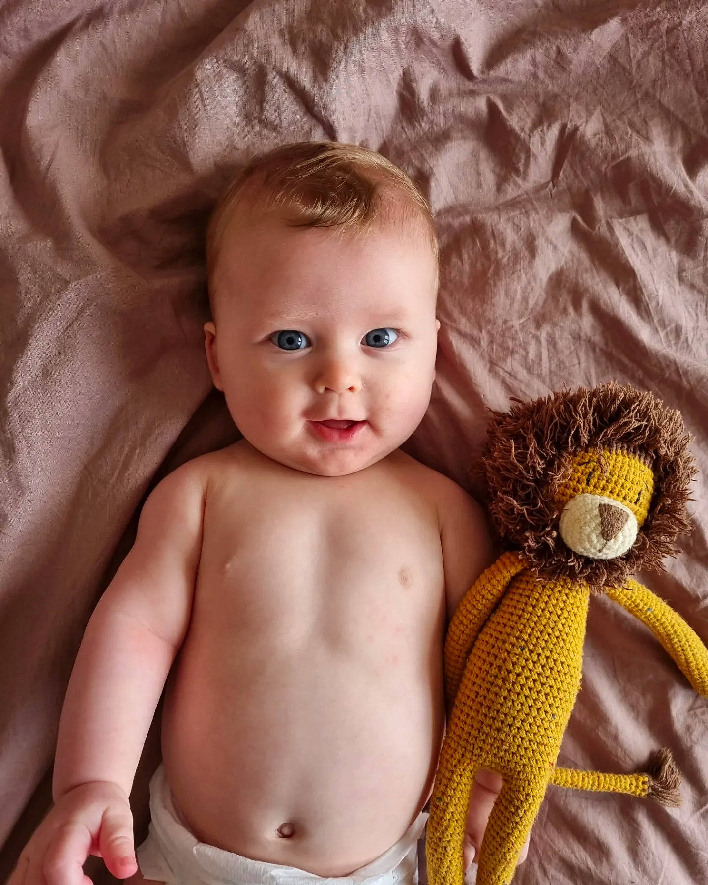 élio a rejoint le concours — aidez-le/la à gagner de superbes lots ! baby, baby_toddler_clothing, blond, cheek, chest, eye, eyebrow, eyelash, face, flash_photography, hairstyle, hand, happy, iris, jewellery, person, skin, toddler, toy, trunk