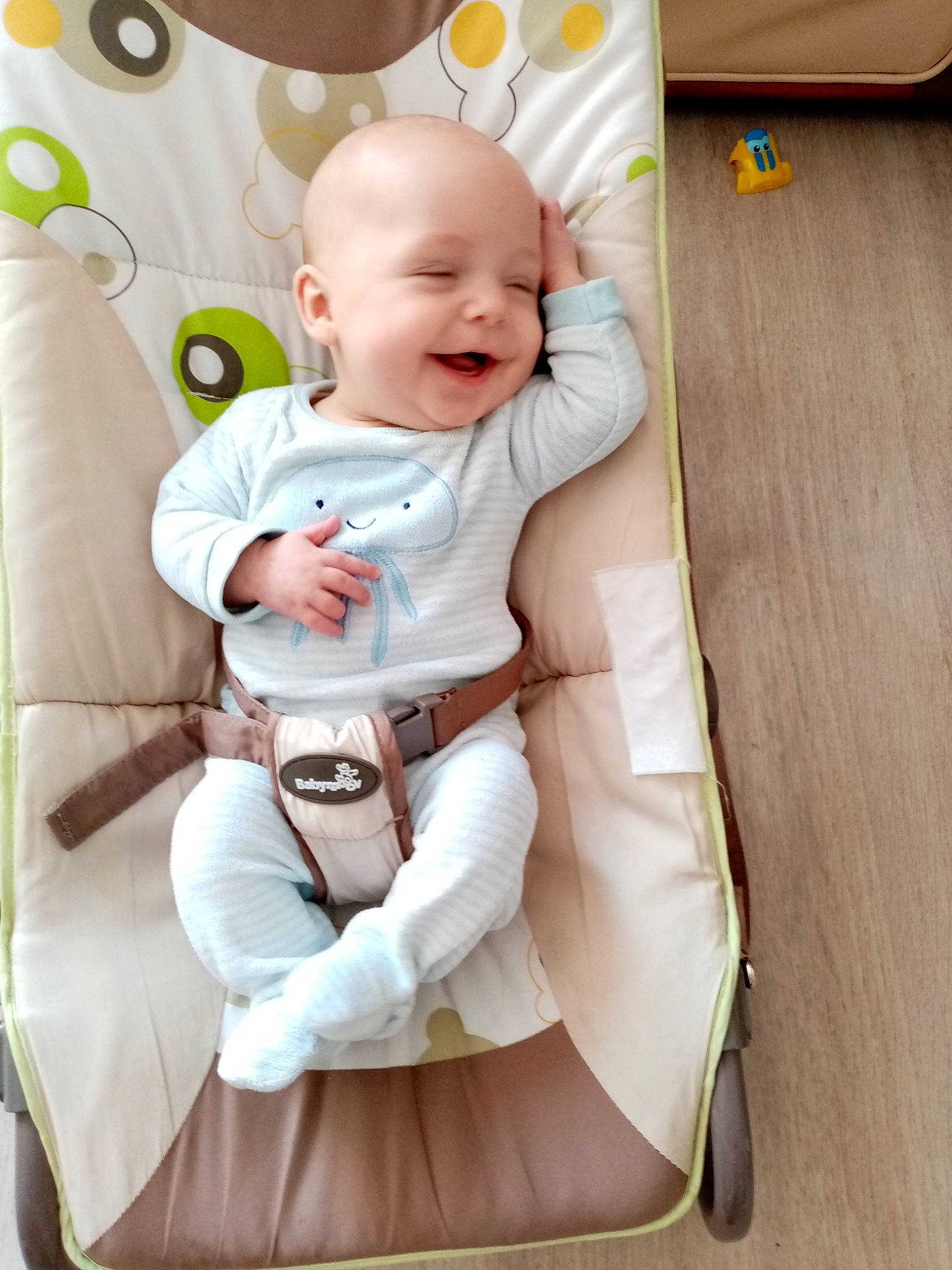 Lylio a rejoint le concours — aidez-le/la à gagner de superbes lots ! baby, baby_products, baby_safety, baby_toddler_clothing, cheek, child, comfort, flooring, happy, hardwood, joy, knee, linens, person, sitting, sleeve, smile, t_shirt, thigh, toddler