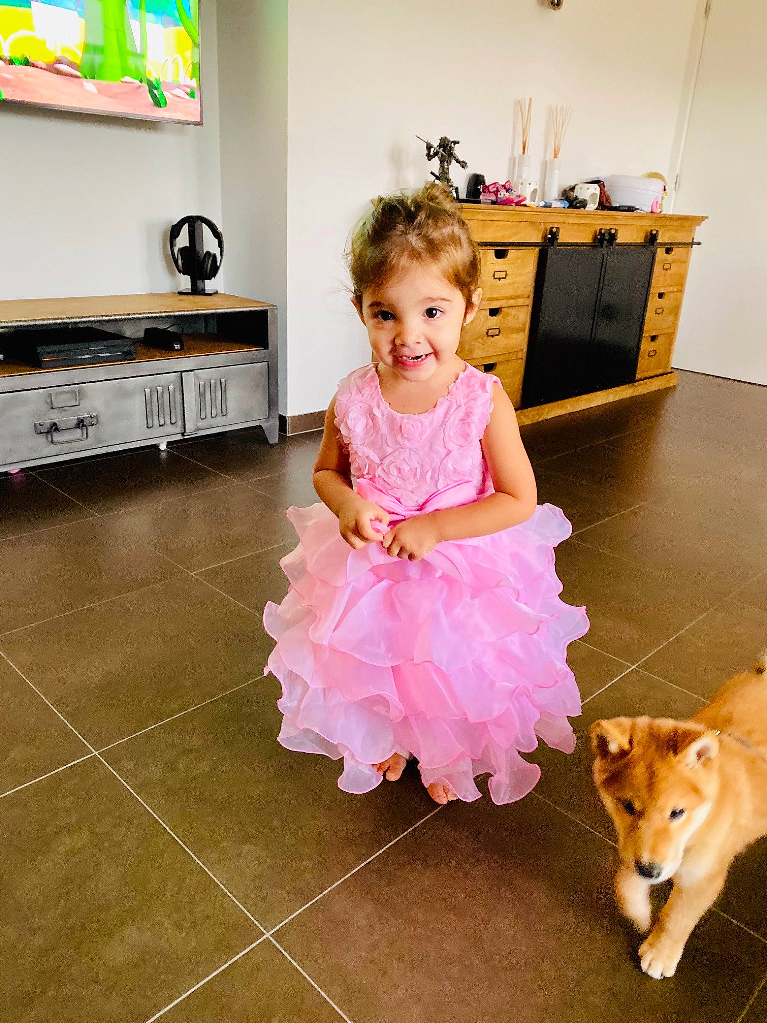 Ambre a rejoint le concours — aidez-le/la à gagner de superbes lots ! ballet_tutu, canidae, child, companion_dog, costume, dog_breed, dress, fawn, floor, flooring, joy, person, pink, play, room, shoe, toddler