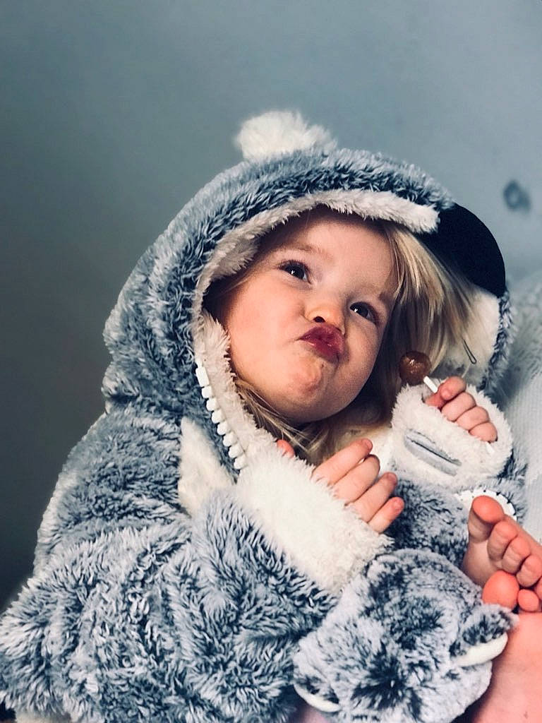 Mia a rejoint le concours — aidez-le/la à gagner de superbes lots ! cap, close_up, eye, face, flash_photography, freezing, fur, hair, hand, happy, head, headwear, human_body, iris, knit_cap, lip, person, textile, toddler, tree