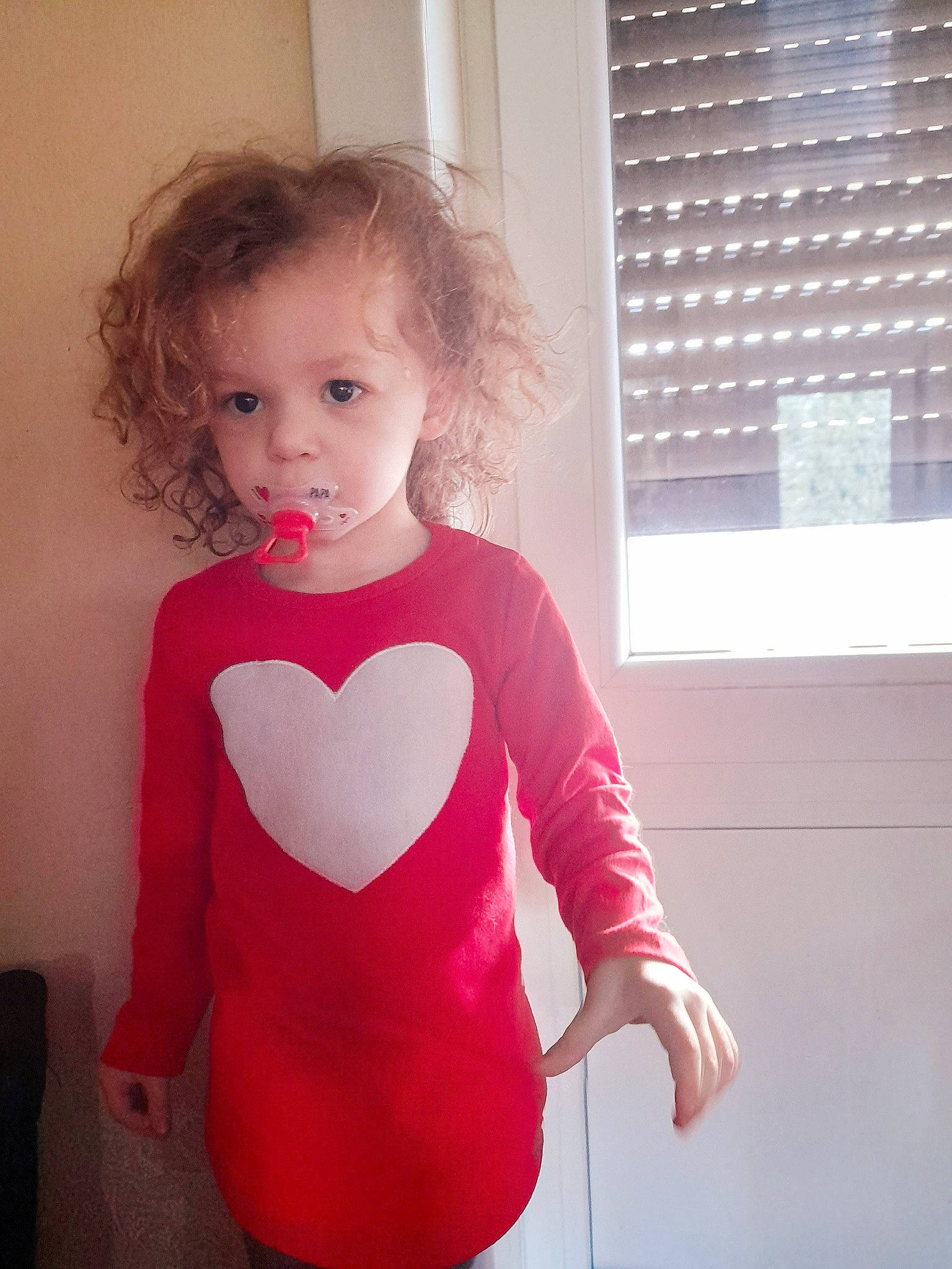 Kessy participe au concours pour gagner de l'argent avec cette photo : baby_toddler_clothing, dress, gesture, hairstyle, happy, human_body, iris, joint, lip, neck, one_piece_garment, person, shoulder, sleeve, sportswear, t_shirt, toddler, trunk, waist, window