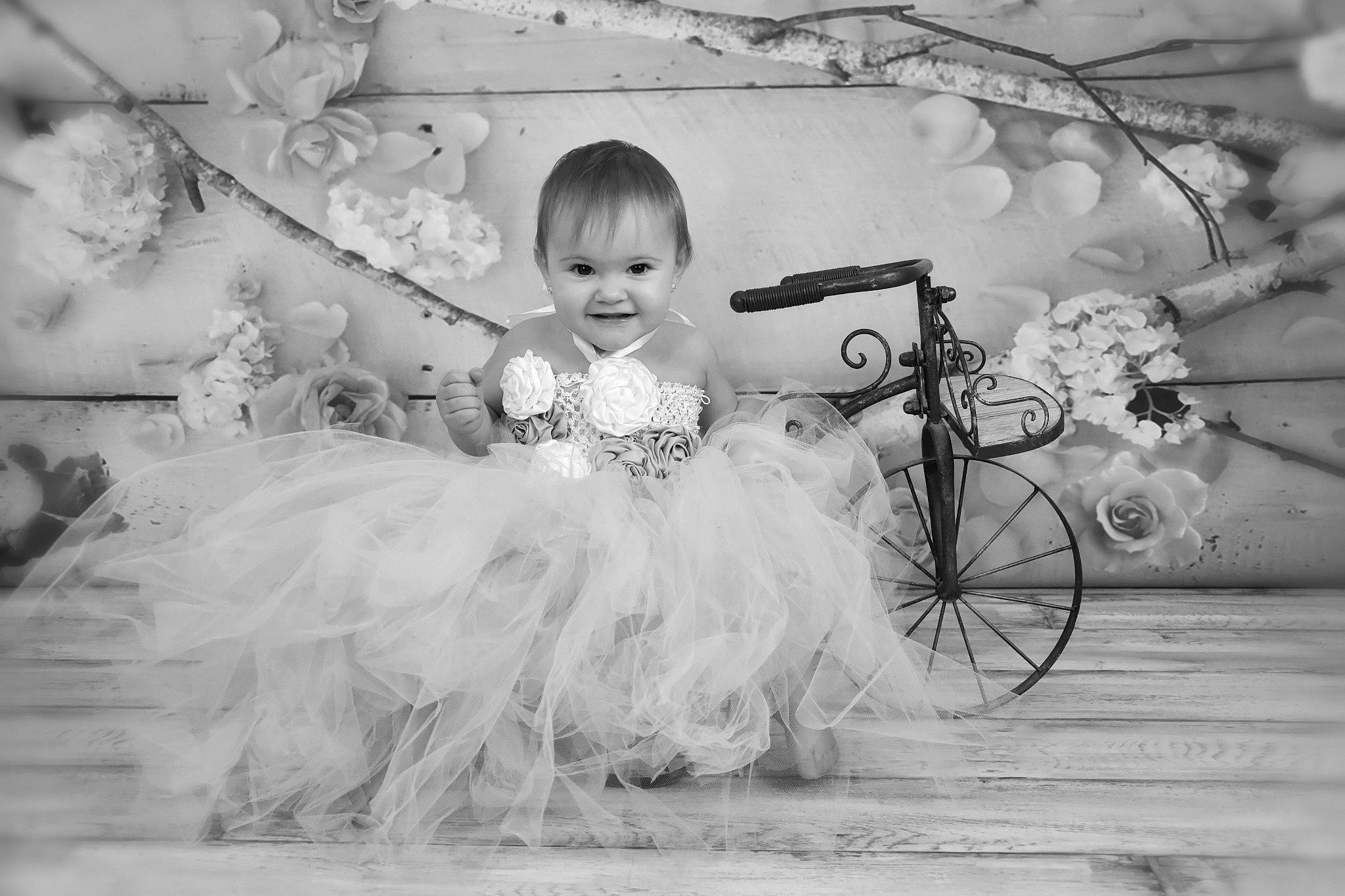 Constance participe au concours pour gagner de l'argent avec cette photo : ballet_tutu, black_and_white, bridal_party_dress, child, child_model, costume, dress, gown, joy, monochrome, monochrome_photography, person, photograph, photography, smile, stock_photography, style, toddler, white