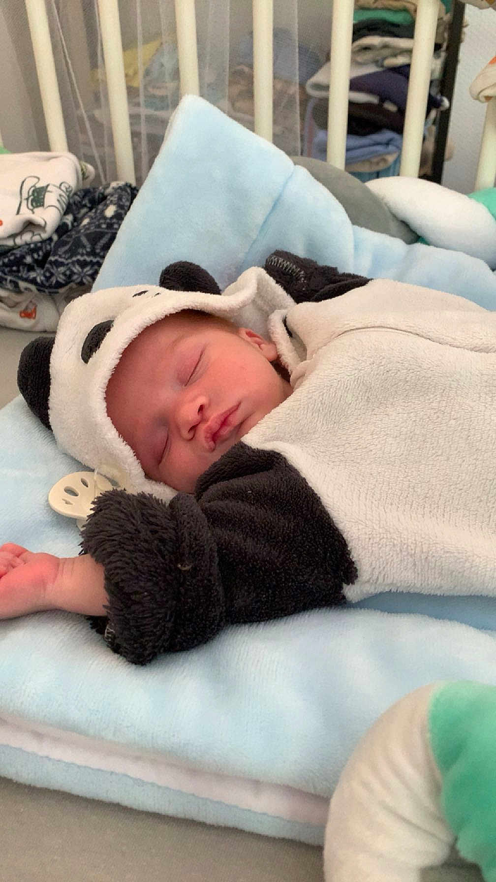 Mattya participe au concours pour gagner de l'argent avec cette photo : baby, sleeping, panda_onesie, blanket, soft, nursery, infant, cute, clothing, face, peaceful, child, indoors, rest, cozy, bed, toddler, cute_outfit, baby_clothes, relaxation