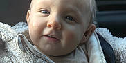 Léandro participe au concours pour gagner de l'argent avec cette photo : baby, backseat, car_interior, cheeks, child, closeup, cozy, eyes, fleece_jacket, hair, happy, hood, infant, light, portrait, seat, seatbelt, smile, soft_texture, window