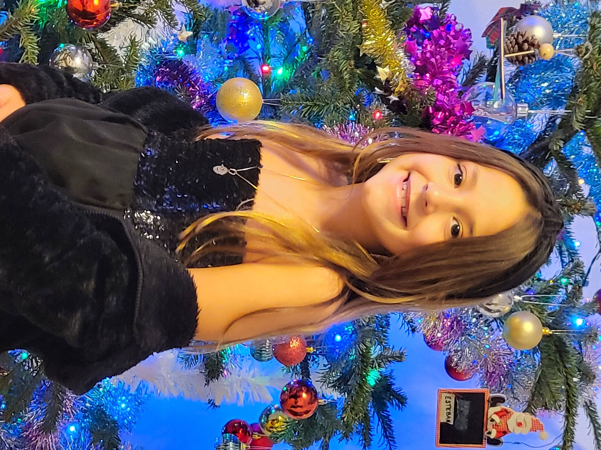 Selena a rejoint le concours — aidez-le/la à gagner de superbes lots ! art, beauty, blue, christmas_decoration, christmas_ornament, christmas_tree, electric_blue, event, fawn, flash_photography, fun, happy, holiday, joy, light, lighting, people_in_nature, person, plant, purple