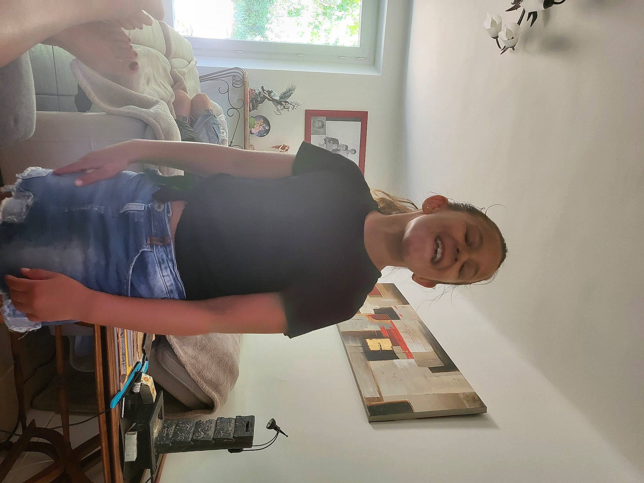 Selena a rejoint le concours — aidez-le/la à gagner de superbes lots ! ceiling, comfort, elbow, flooring, fun, hardwood, houseplant, human_leg, joint, joy, knee, machine, person, room, shoulder, standing, t_shirt, table, thigh, waist