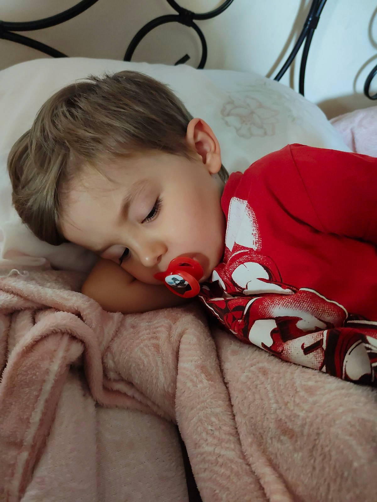 Joao Soares participe au concours pour gagner de l'argent avec cette photo : baby, baby_sleeping, baby_toddler_clothing, bedding, bedtime, carmine, cheek, child, chin, comfort, eye, linens, lip, mouth, person, product, sitting, skin, sleeve, textile