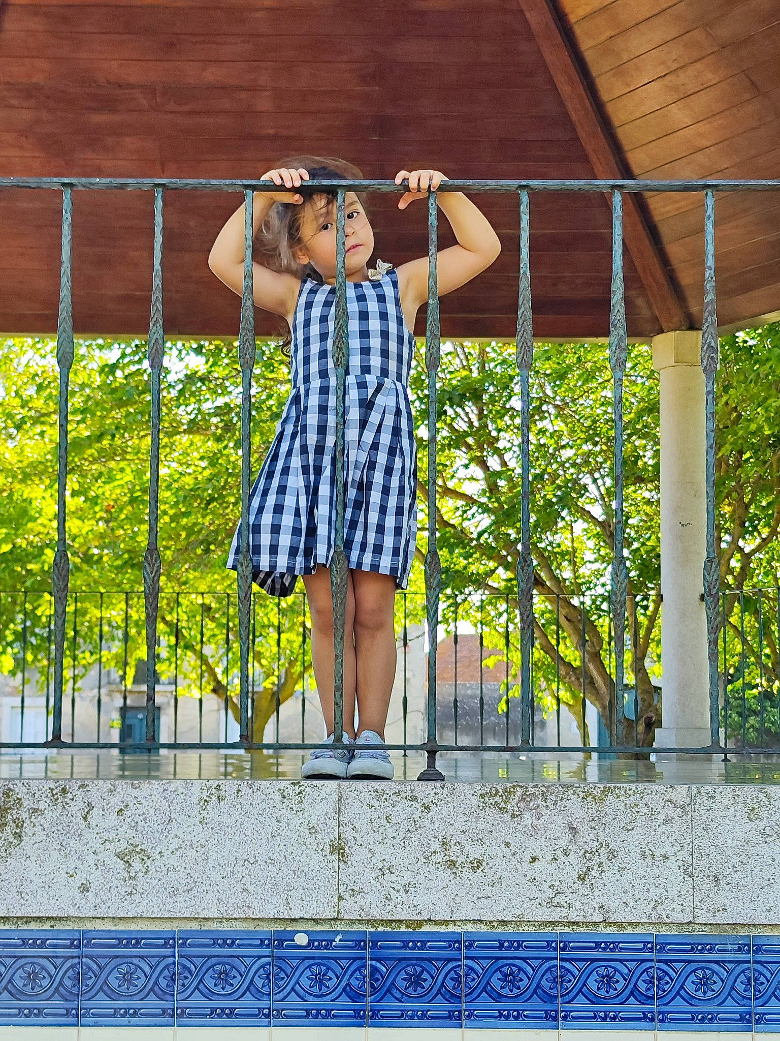 Melany participe au concours pour gagner de l'argent avec cette photo : blue, city, daylighting, denim, electric_blue, facade, fashion_design, fun, happy, human_leg, leisure, metal, pattern, person, plaid, roof, shadow, symmetry, tints_and_shades, tourism