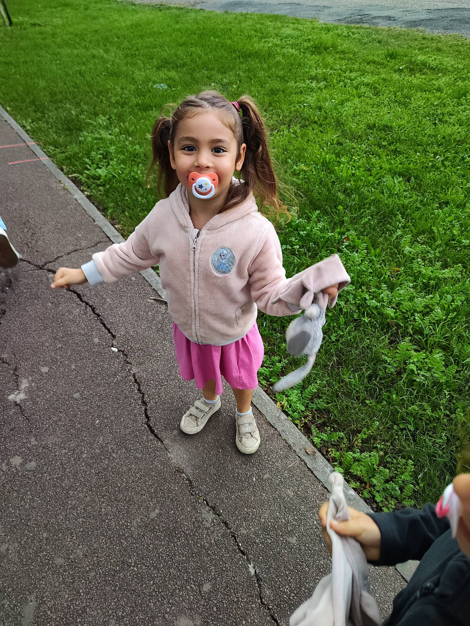Melany a rejoint le concours — aidez-le/la à gagner de superbes lots ! asphalt, child, finger, fun, gesture, grass, grass_family, hand, happy, leaf, leisure, people_in_nature, person, plant, recreation, smile, spring, thumb, toddler, tree