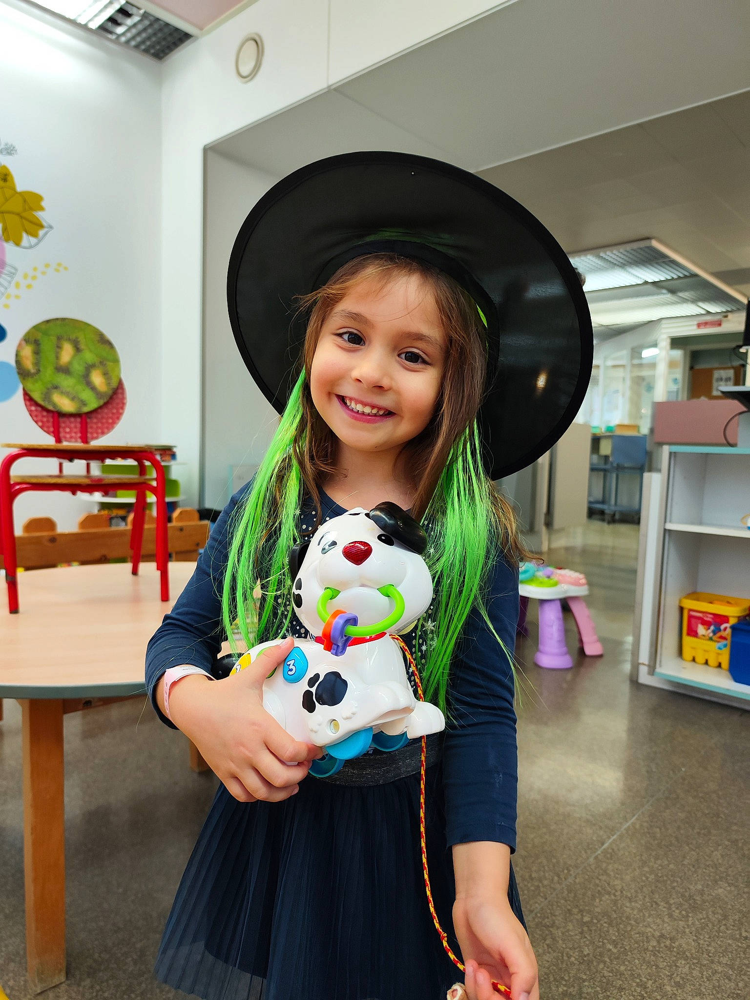 Melany a rejoint le concours — aidez-le/la à gagner de superbes lots ! balloon, beauty, bookcase, child, costume, design, event, fun, happy, joy, leisure, magenta, party_supply, pattern, person, room, shelf, shelving, smile, t_shirt