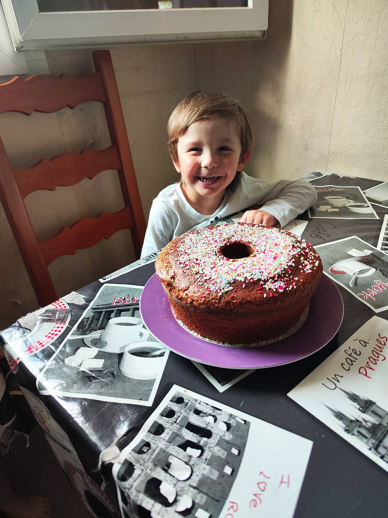 Joao a rejoint le concours — aidez-le/la à gagner de superbes lots ! baked_goods, baking, birthday_cake, buttercream, cake, cake_decorating, cake_decorating_supply, cuisine, dessert, dish, event, food, joy, person, picture_frame, plate, recipe, smile, sugar_cake, sweetness
