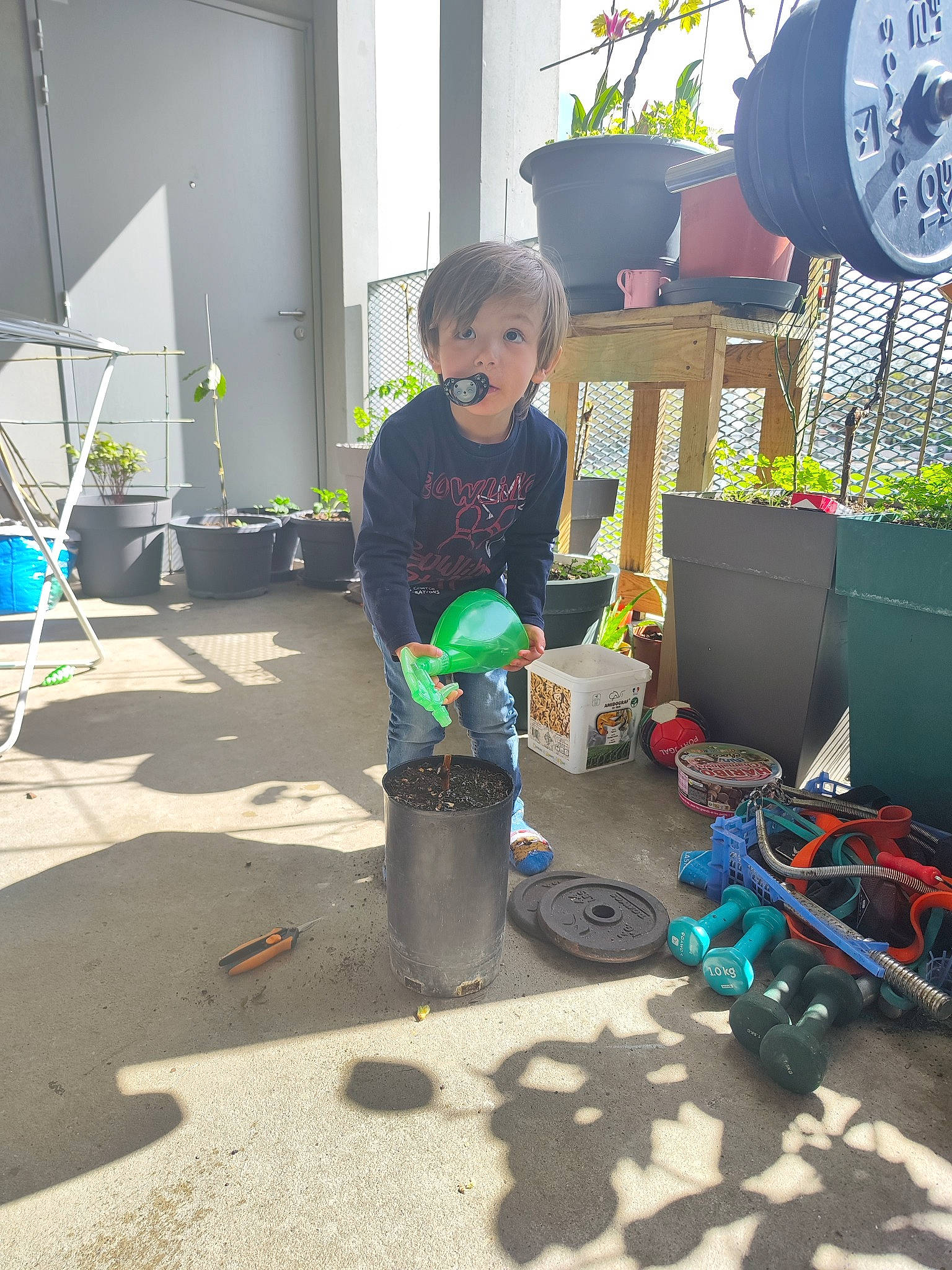 Joao a rejoint le concours — aidez-le/la à gagner de superbes lots ! asphalt, automotive_tire, child, engineering, floor, flooring, flowerpot, fun, houseplant, lego, machine, person, plant, play, road_surface, soil, t_shirt, tire, toddler, toy