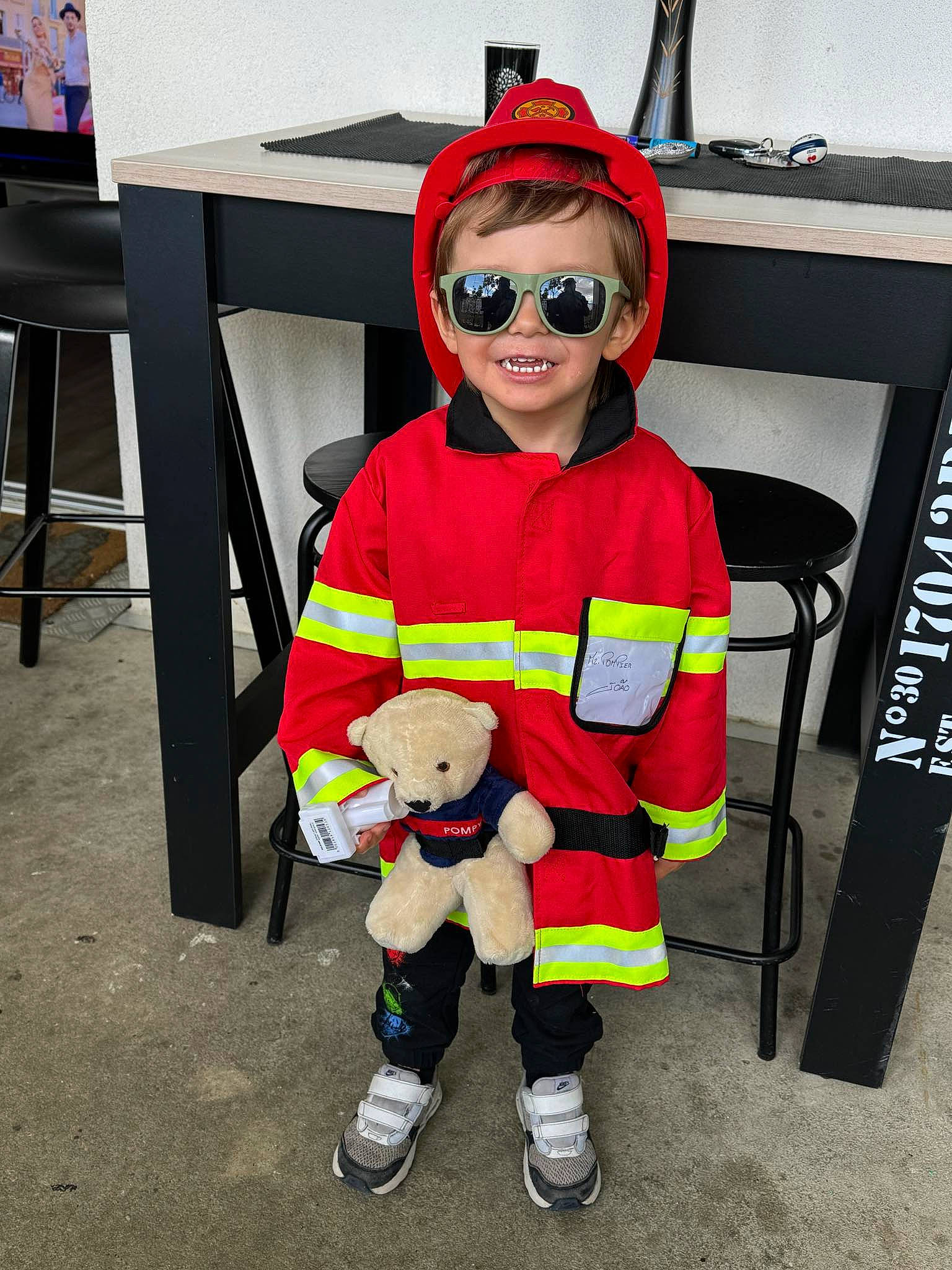 Joao participe au concours pour gagner de l'argent avec cette photo : child, event, eyewear, fictional_character, glasses, goggles, happy, headgear, human_body, outdoor_table, person, personal_protective_equipment, recreation, shoe, sleeve, sunglasses, t_shirt, table, toddler, toy