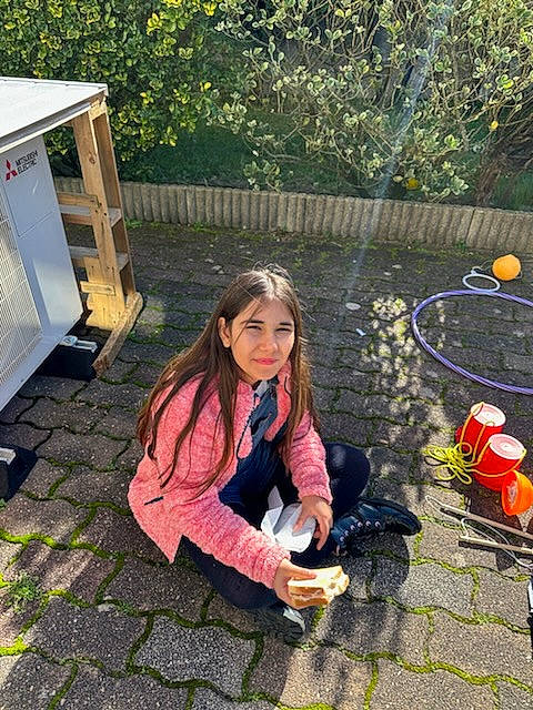 Yara a rejoint le concours — aidez-le/la à gagner de superbes lots ! boot, child, fence, flooring, fun, garden, grass, joy, leisure, morning, outdoor_furniture, people_in_nature, person, plant, play, recreation, sidewalk, sitting, soil, spring