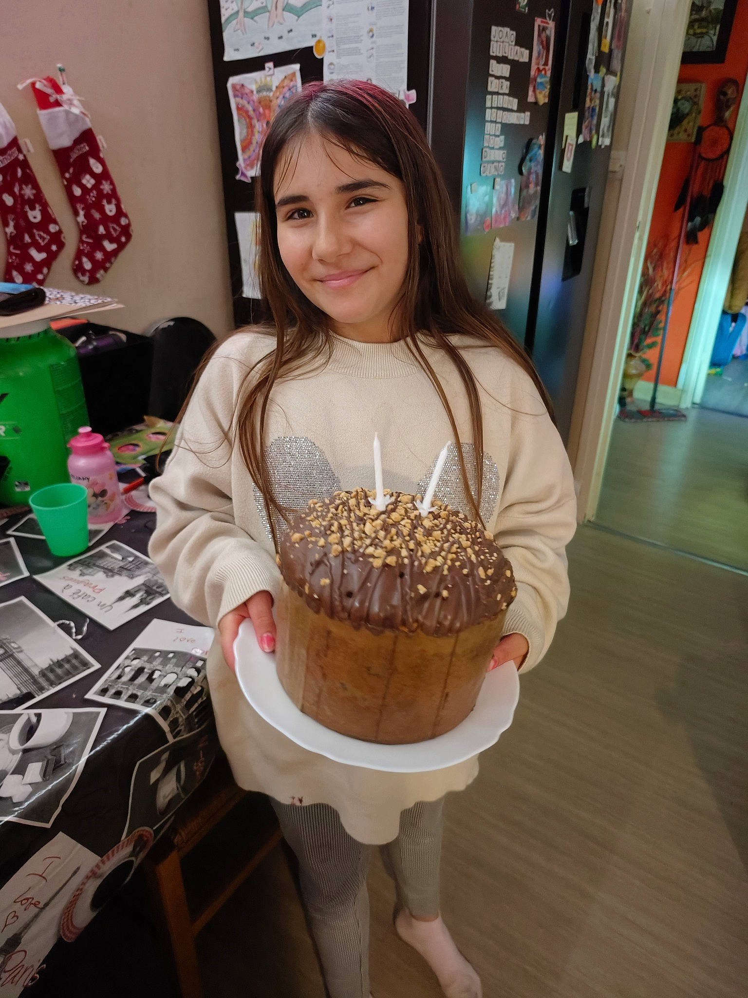 Yara a rejoint le concours — aidez-le/la à gagner de superbes lots ! baked_goods, baking, birthday_cake, buttercream, cake, cake_decorating, chocolate, cuisine, dessert, dish, event, fashion_accessory, flooring, food, icing, ingredient, joy, person, smile, sugar_cake