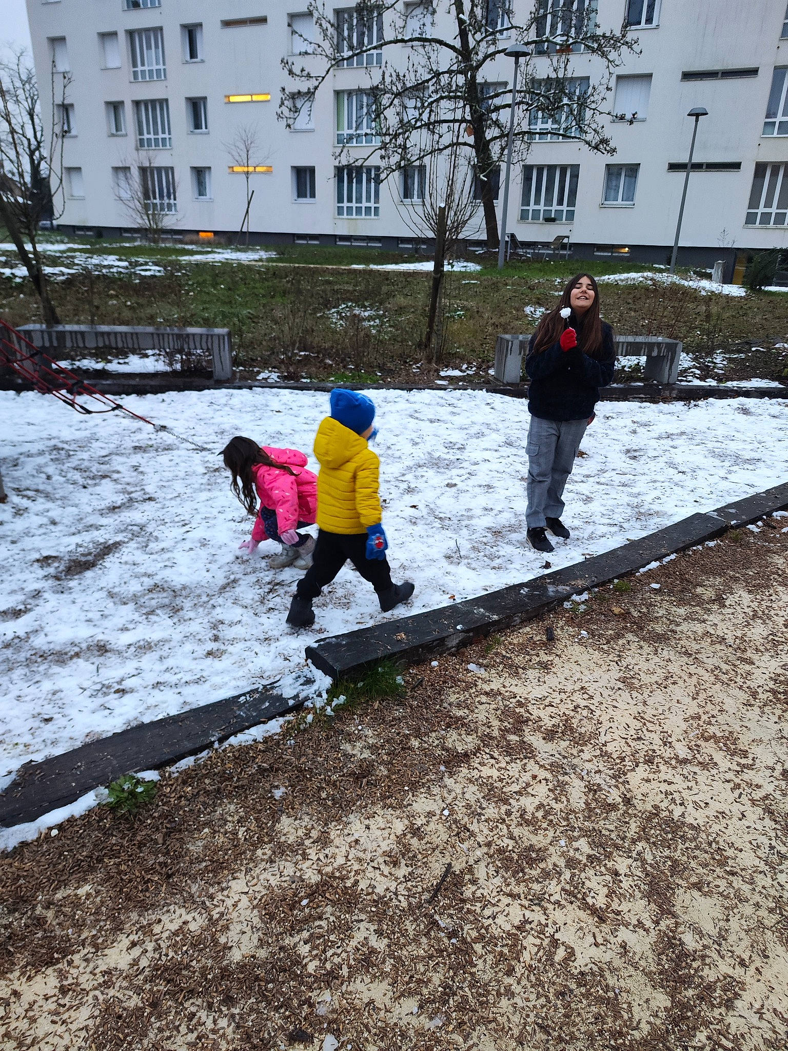 Yara a rejoint le concours — aidez-le/la à gagner de superbes lots ! asphalt, building, city, freezing, fun, grass, joy, leisure, person, plant, recreation, road, road_surface, roof, sidewalk, slope, snow, track, tree, under_exposed