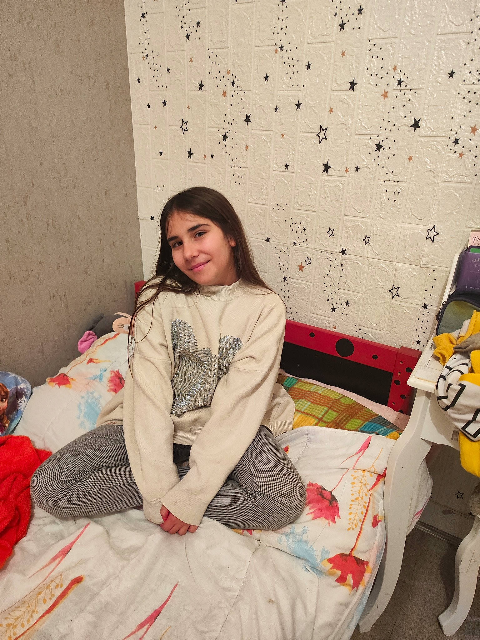 Yara participe au concours pour gagner de l'argent avec cette photo : bedding, black_hair, comfort, fashion_design, flooring, hairstyle, happy, human_leg, joy, knee, linens, long_hair, pattern, person, pink, shoulder, sleeve, smile, textile, thigh