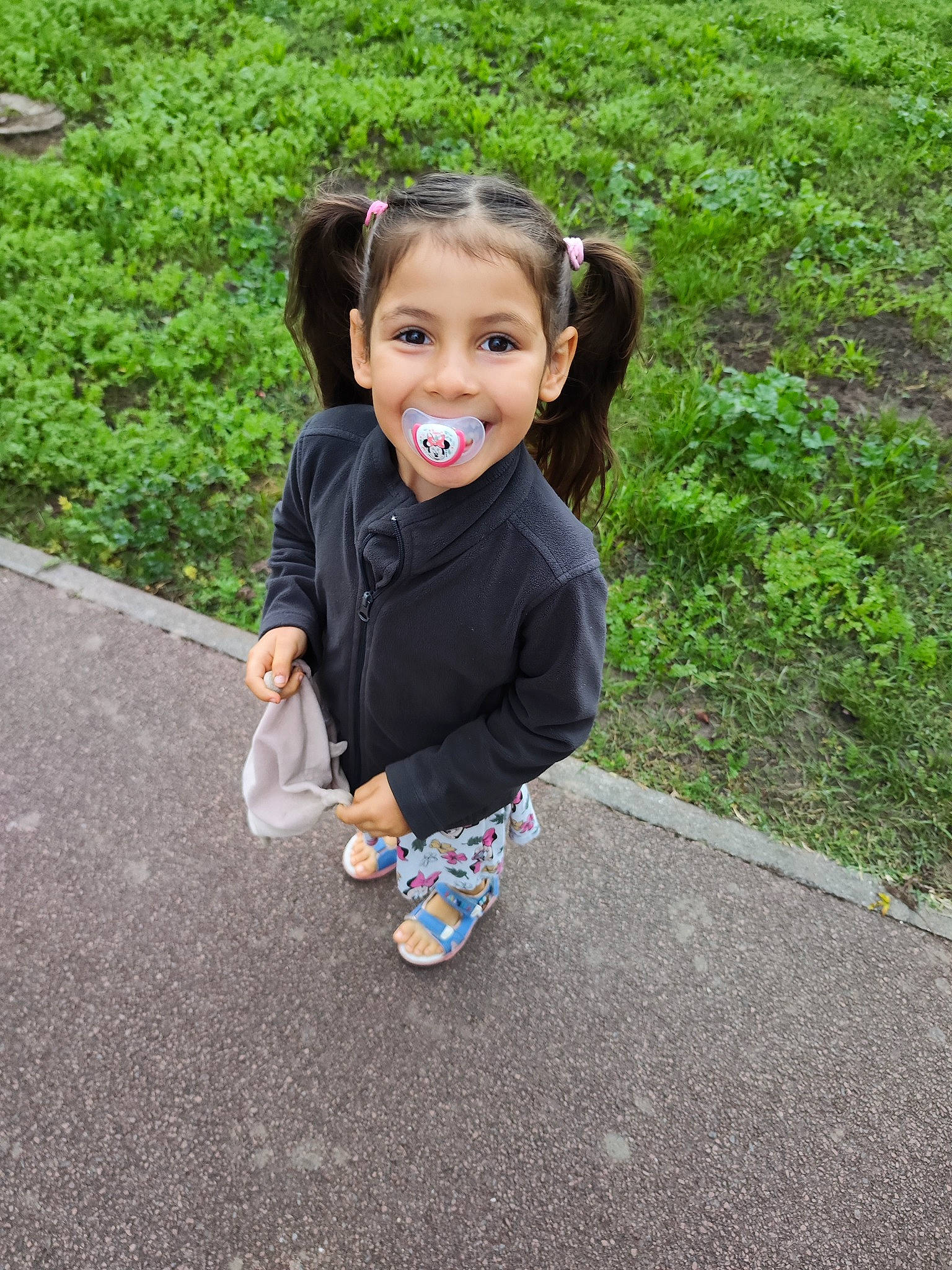 Lily participe au concours pour gagner de l'argent avec cette photo : asphalt, baby_toddler_clothing, child, face, fun, grass, hair, happy, joy, leisure, outerwear, pattern, person, plant, play, recreation, road_surface, sitting, sleeve, toddler