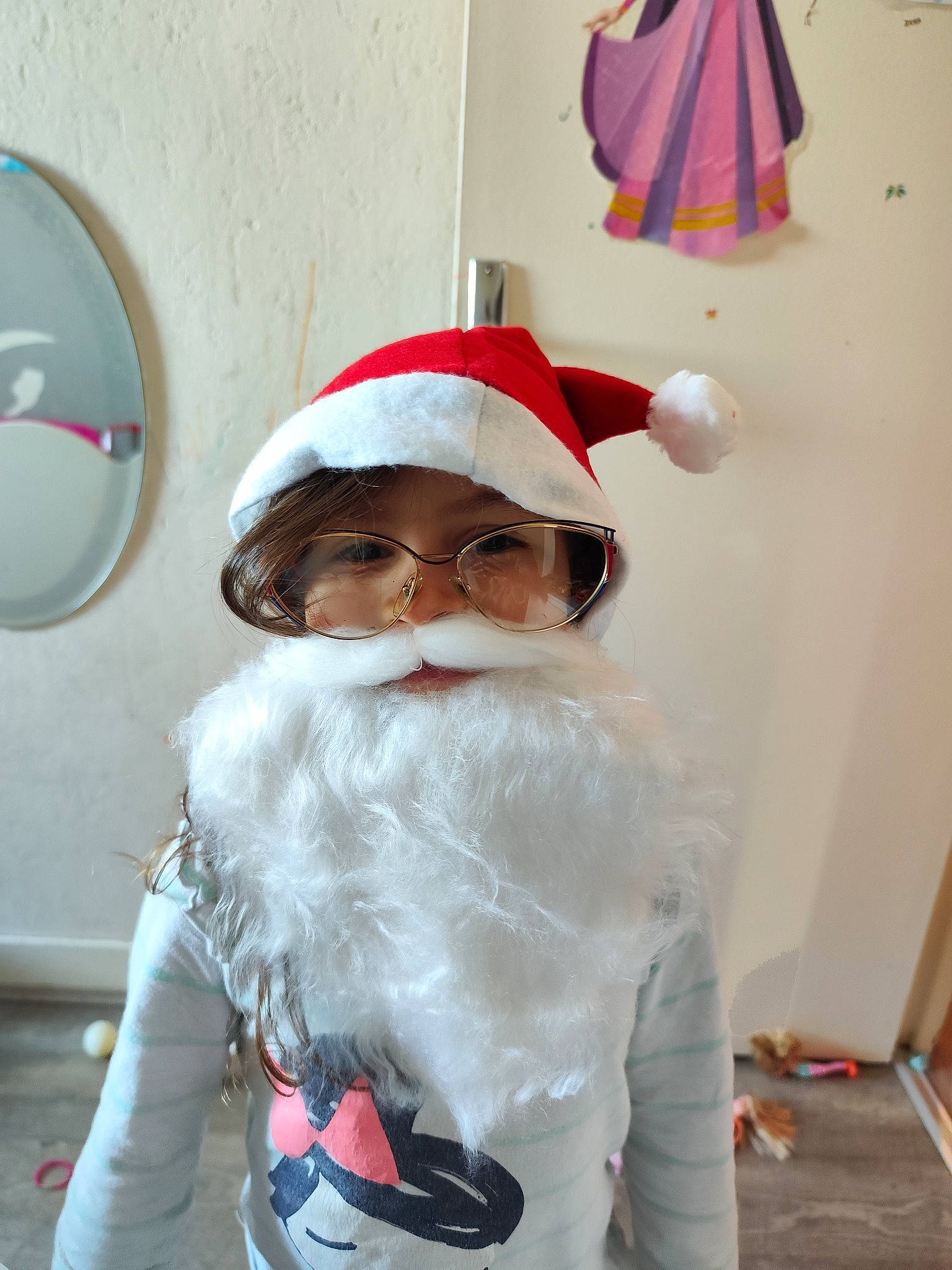 Lily participe au concours pour gagner de l'argent avec cette photo : beard, cap, christmas, costume, costume_hat, event, eyewear, facial_hair, fictional_character, fur, glasses, glove, happy, headgear, holiday, moustache, person, room, santa_claus, vision_care
