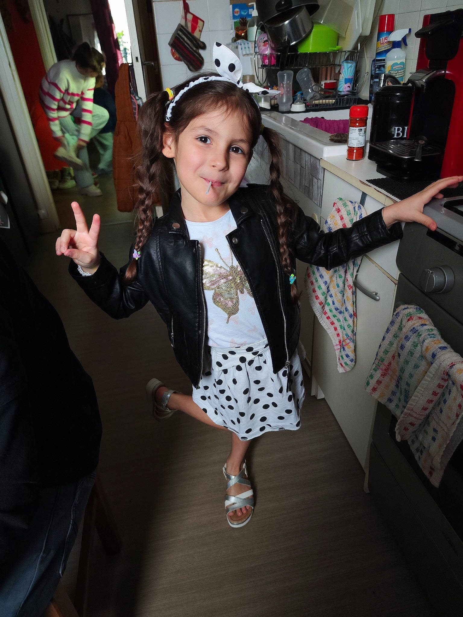 Lily participe au concours pour gagner de l'argent avec cette photo : bag, blazer, child, collar, costume, event, eyewear, fashion_accessory, fashion_design, formal_wear, fun, joy, luggage_and_bags, pattern, person, room, shopping, sleeve, sportswear, tie