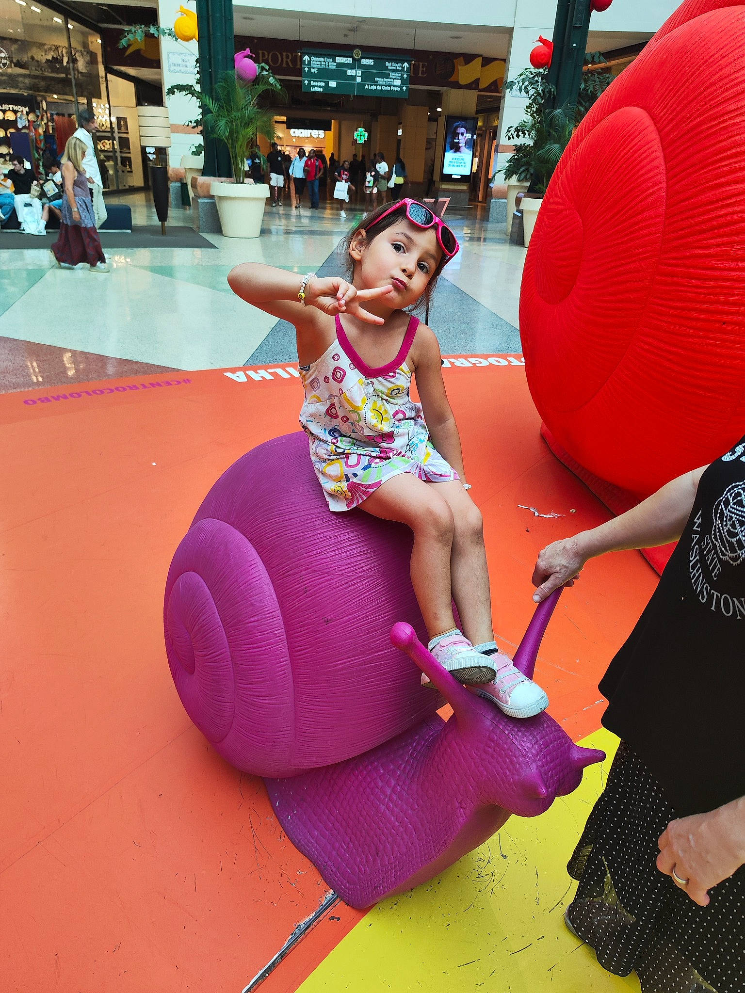 Lily a rejoint le concours — aidez-le/la à gagner de superbes lots ! child, event, flooring, fun, happy, headwear, human_leg, leg, leisure, magenta, mammal, person, pink, play, public_space, purple, recreation, sandal, sneakers, thigh