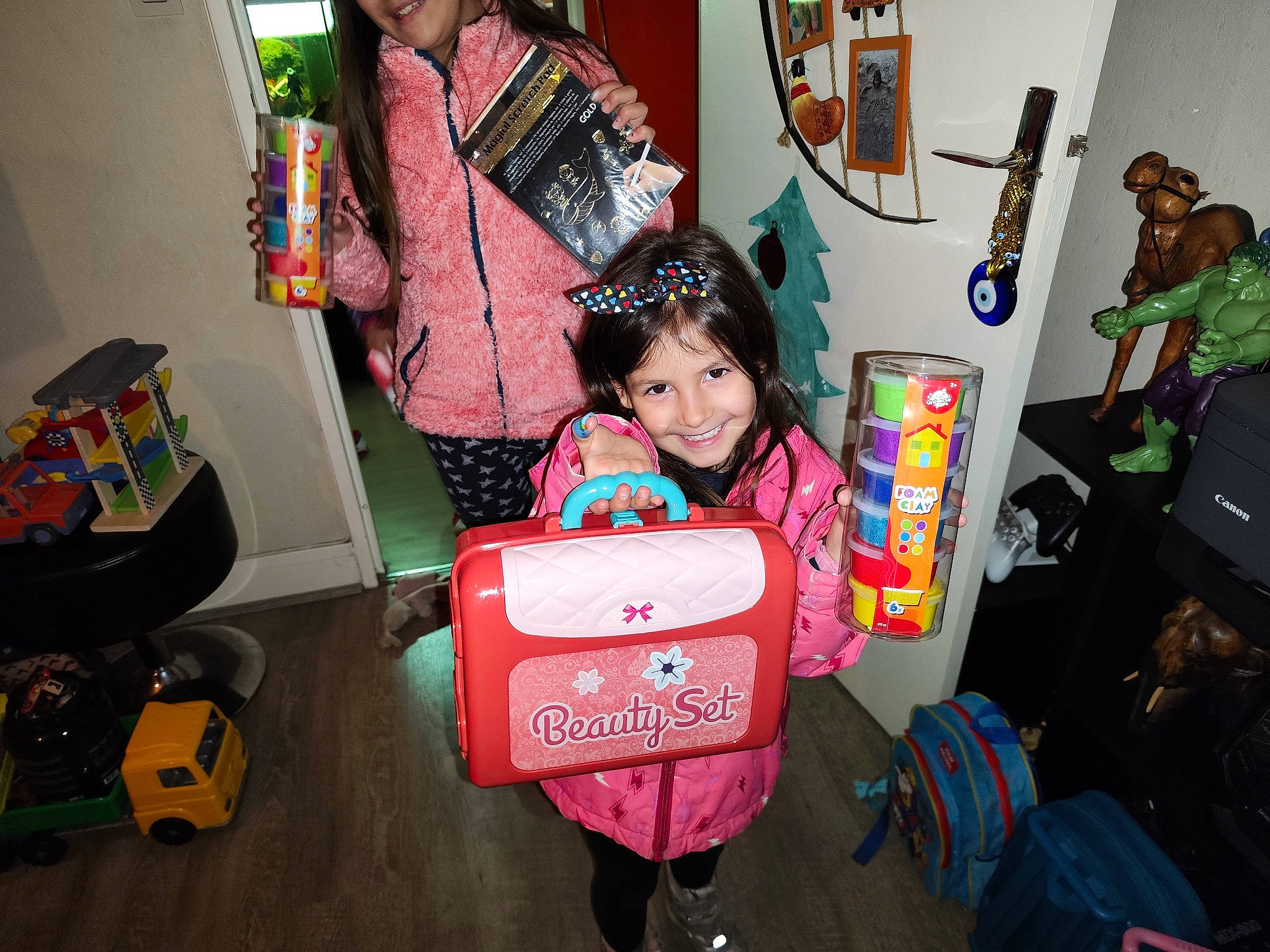 Lily participe au concours pour gagner de l'argent avec cette photo : backpack, bag, baggage, chair, child, event, fun, happy, joy, leisure, luggage_and_bags, magenta, party, person, room, smile, t_shirt, toddler, travel, visual_arts