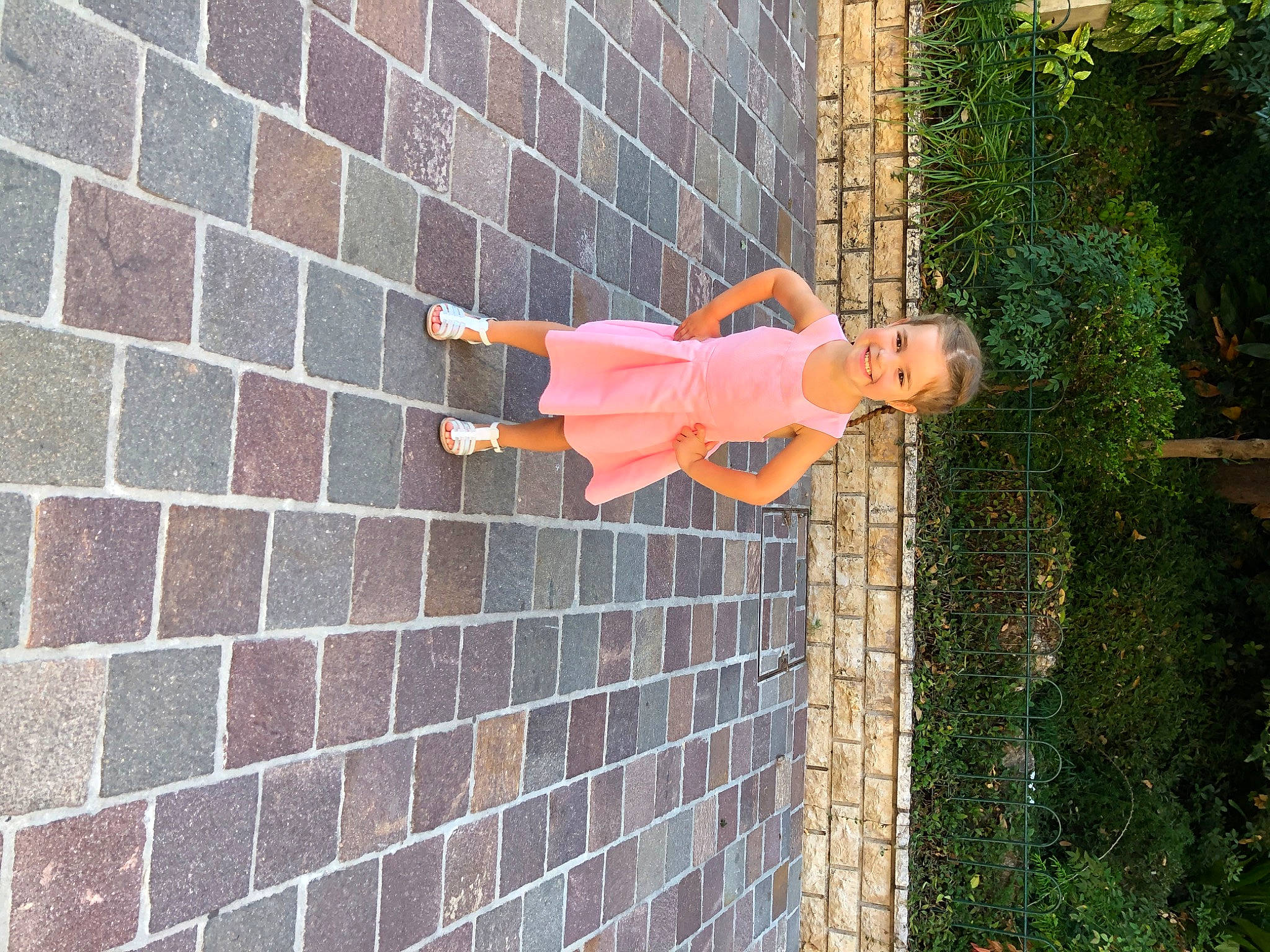 Alicia a rejoint le concours — aidez-le/la à gagner de superbes lots ! brick, brickwork, building, building_material, composite_material, concrete, facade, grass, joy, pattern, person, plant, road_surface