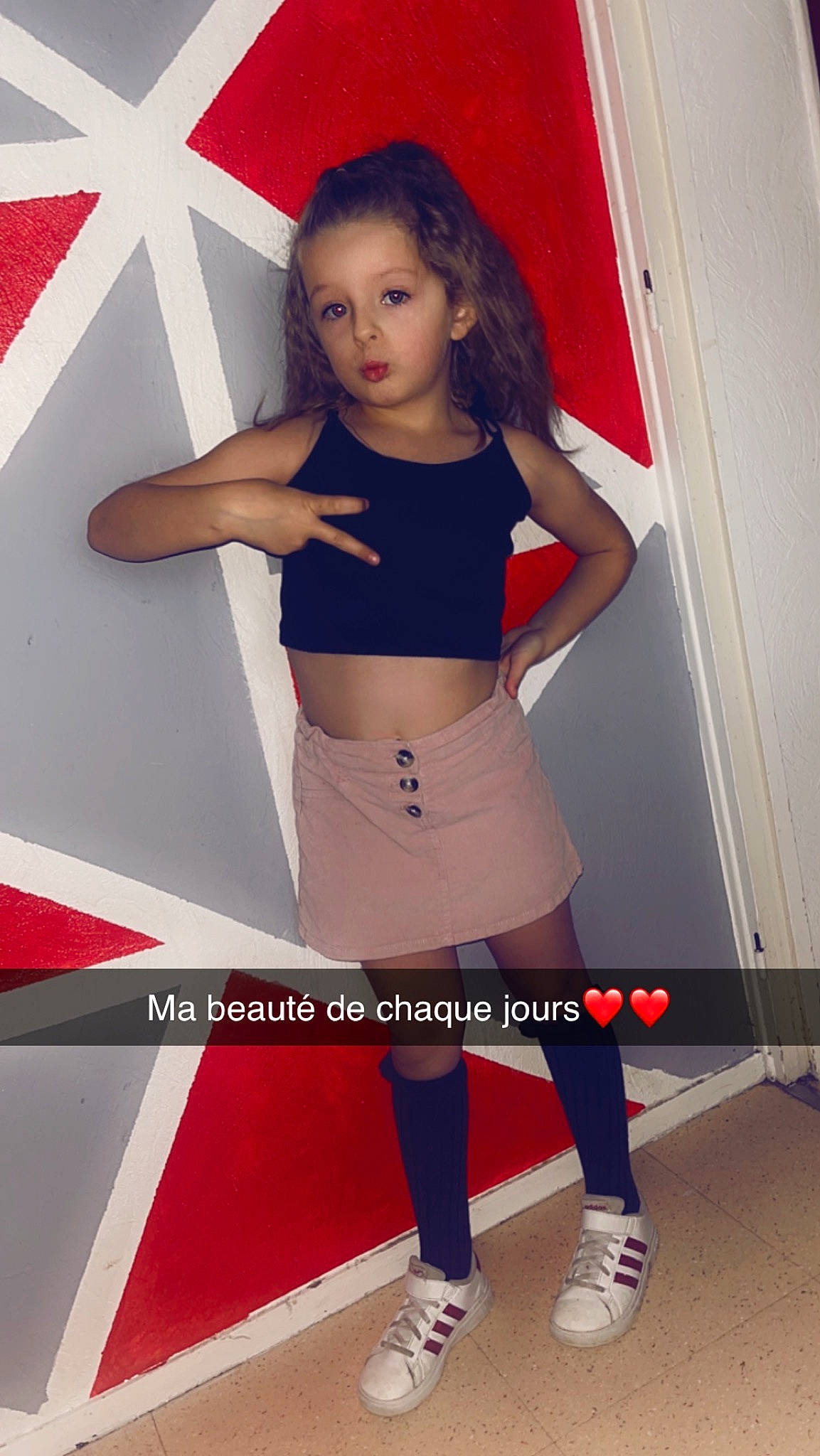 Louane participe au concours pour gagner de l'argent avec cette photo : abdomen, beauty, belt, black_hair, chest, electric_blue, event, fashion_model, hairstyle, human_leg, knee, long_hair, navel, person, red, sleeve, sportswear, thigh, trunk, undergarment