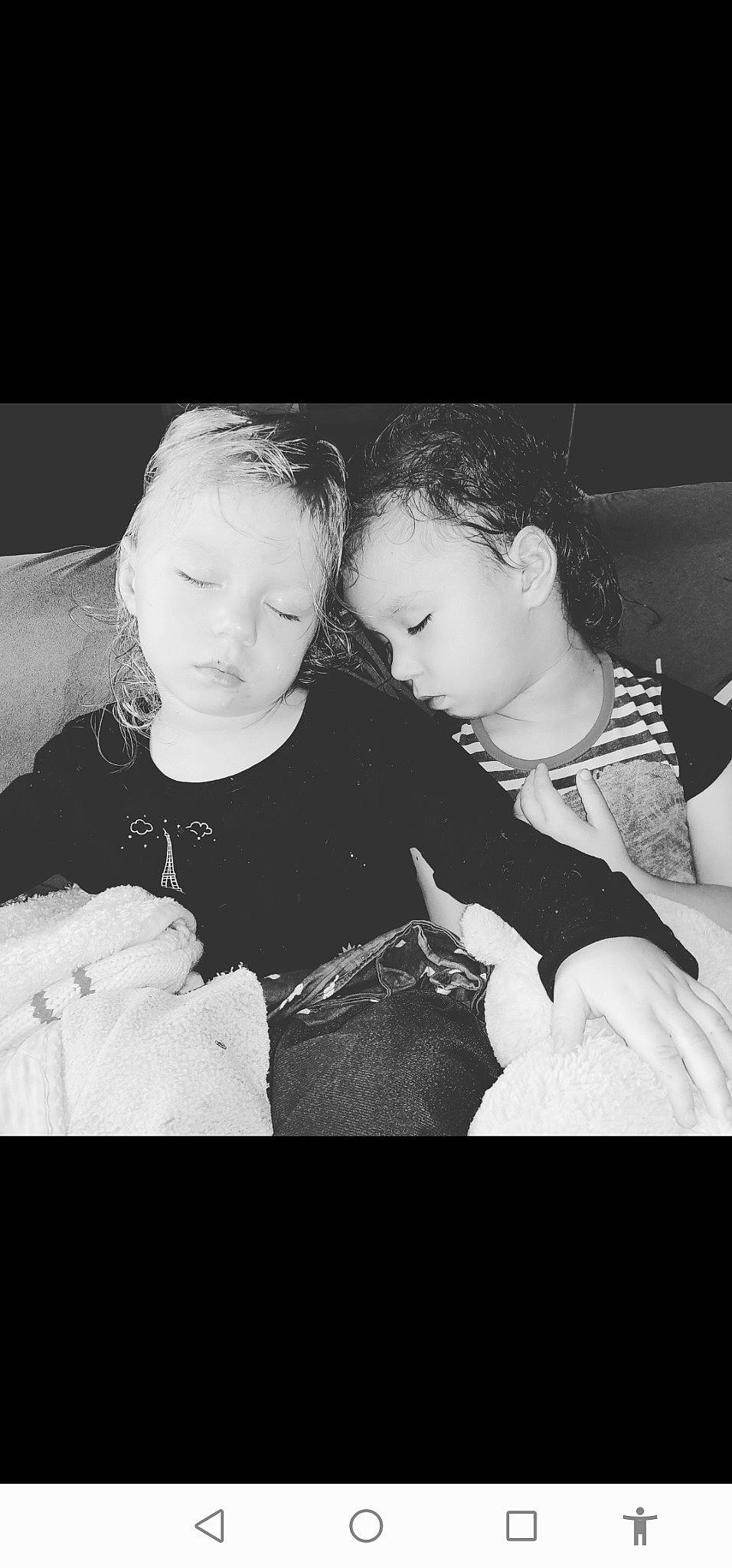 Luna Et Lyna a rejoint le concours — aidez-le/la à gagner de superbes lots ! black_and_white, cheek, child, cool, flash_photography, friendship, fun, gesture, hairstyle, happy, interaction, iris, monochrome, monochrome_photography, mouth, person, photo_caption, standing, style, toddler