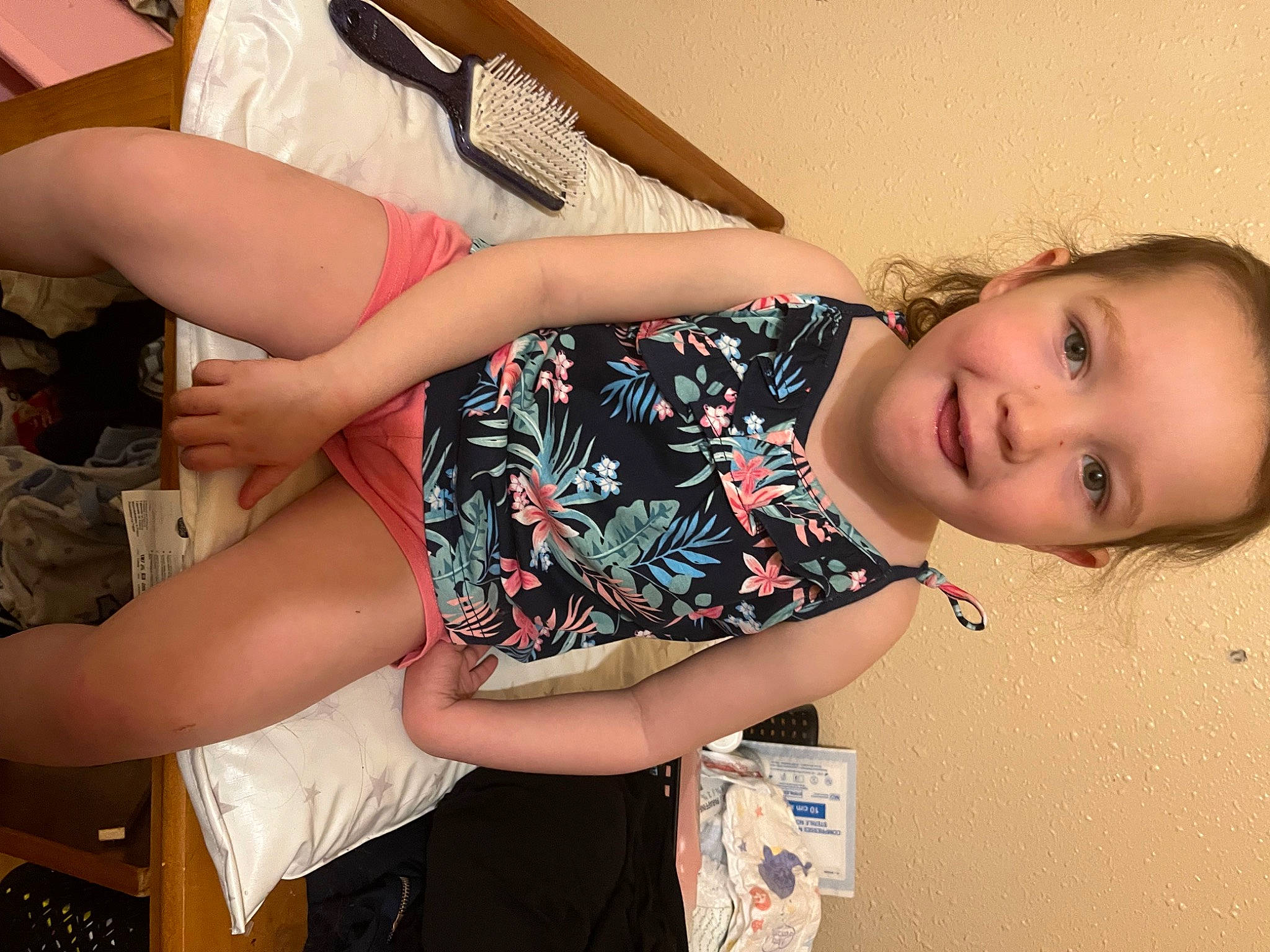 Luna a rejoint le concours — aidez-le/la à gagner de superbes lots ! arm, black_hair, chest, comfort, elbow, finger, fun, happy, human_leg, joint, joy, leg, mouth, muscle, pattern, person, shoulder, smile, thigh, trunk