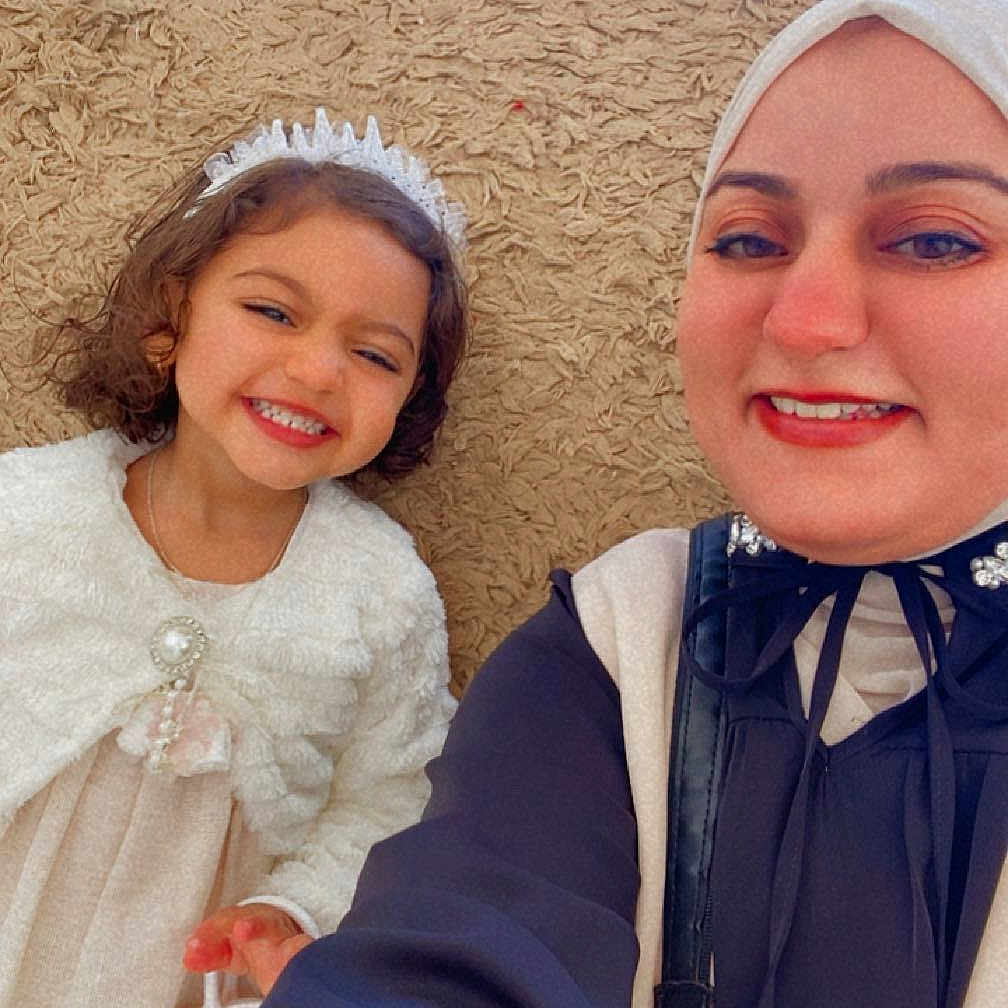 Sidra a rejoint le concours — aidez-le/la à gagner de superbes lots ! child, woman, smile, portrait, indoors, happy, dress, tiara, headwear, carpet, family, togetherness, person, fashion, accessory, candid, joy, celebration, friendship, casual