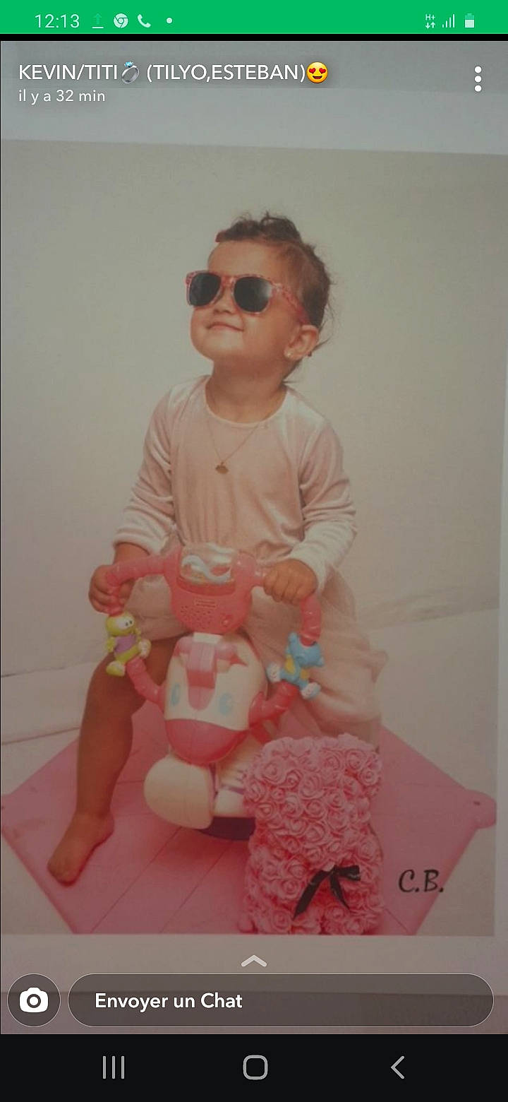 Lylia participe au concours pour gagner de l'argent avec cette photo : art, baby, baby_toddler_clothing, child, eyewear, fun, goggles, happy, head, magenta, peach, person, pink, sleeve, smile, sunglasses, t_shirt, teddy_bear, toddler, toy