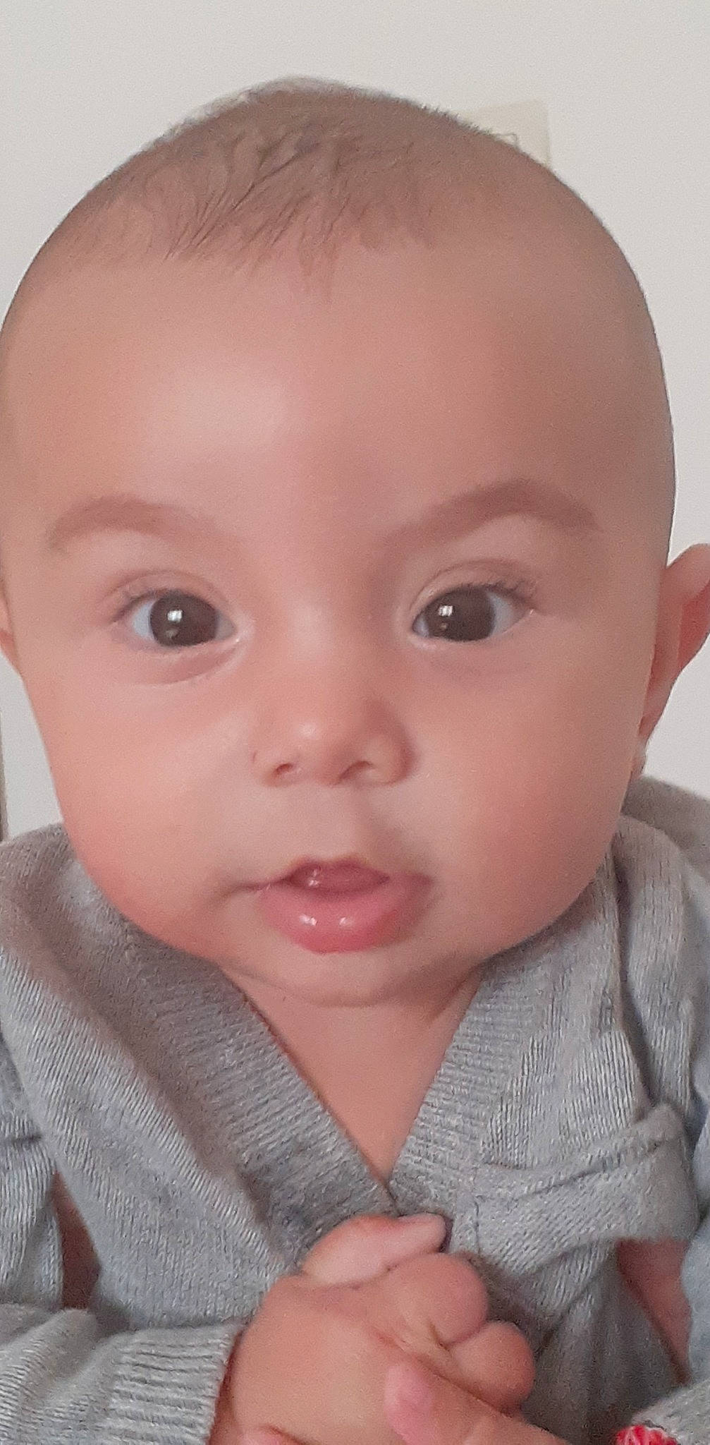 Jayden participe au concours pour gagner de l'argent avec cette photo : baby, baby_toddler_clothing, cheek, child, chin, close_up, ear, eyebrow, eyelash, forehead, iris, lip, mouth, no_expression, nose, person, portrait_photography, skin, sleeve, thumb